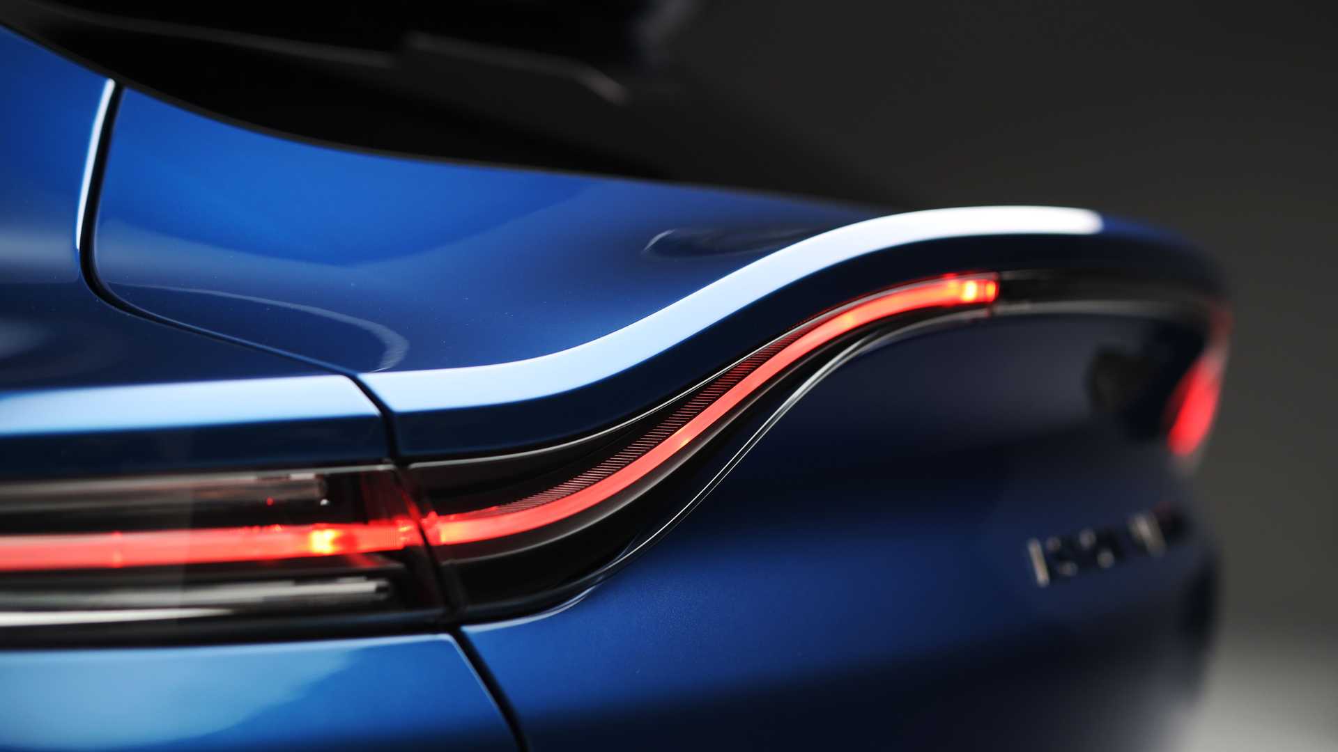 Aston Martin DBX707: če bi James Bond kupil terenca