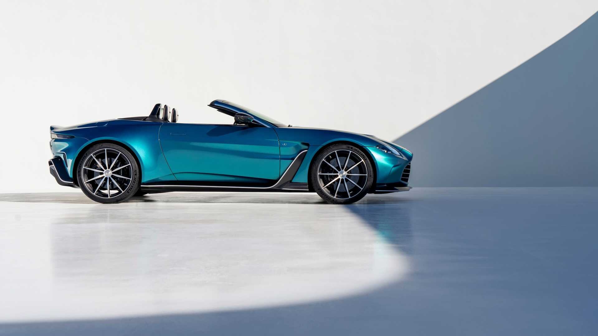 Aston Martin V12 Vantage Roadster: najmočnejša izbira z vetrom v laseh