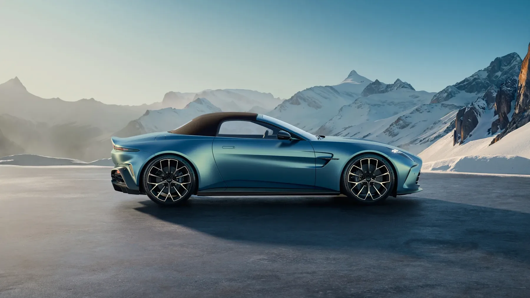 Aston Martin Vantage Roadster 2025: vrhunec elegance in zmogljivosti