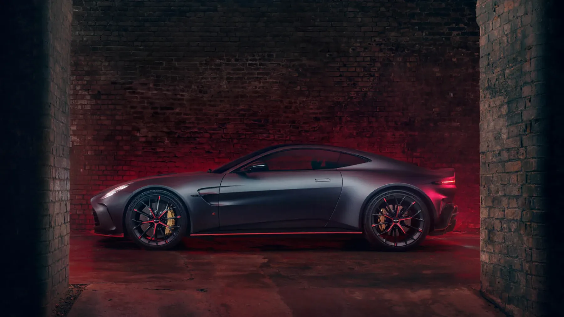 Aston Martin Vantage S 2026 – britanski aristokrat, ki si je nataknil boksarske rokavice