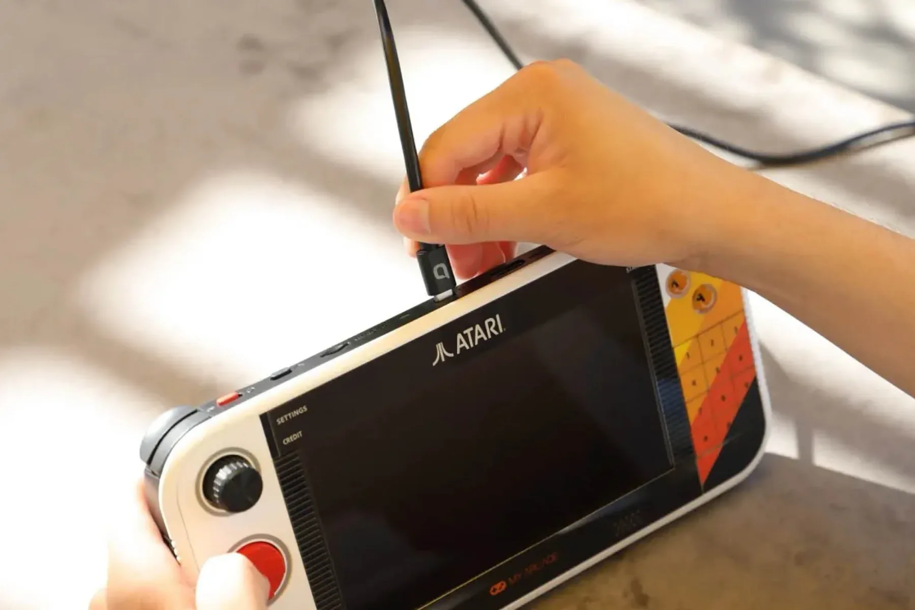Atari Gamestation Go: Ročni igralni stroj, ki oživi legendarne igre z več kot 200 naslovi in šestimi načini upravljanja