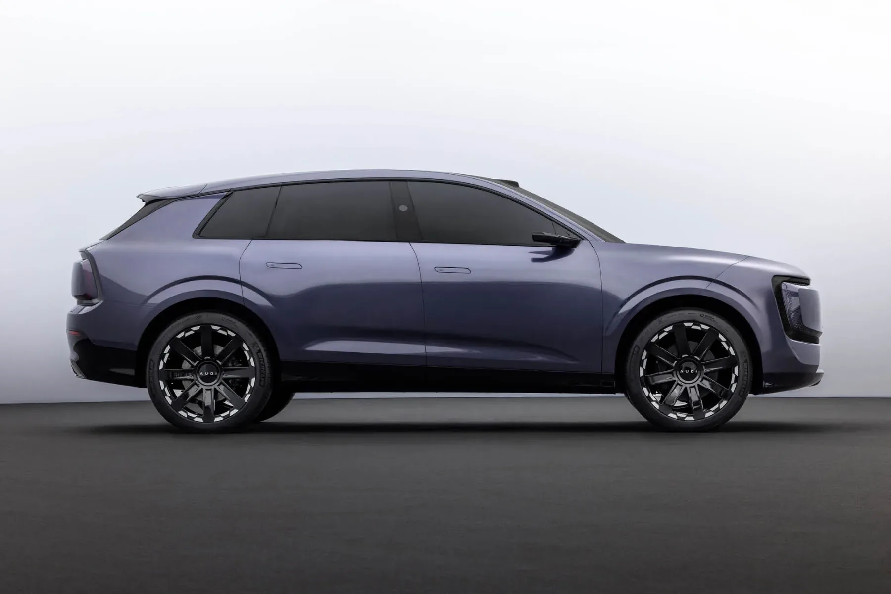Audi brez krogcev? AUDI (ja, z velikimi črkami) razkriva svoj drugi model – AUDI E SUV – električni SUV za Kitajsko