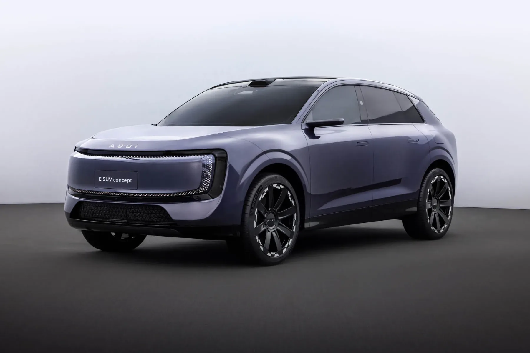 Audi brez krogcev? AUDI (ja, z velikimi črkami) razkriva svoj drugi model – AUDI E SUV – električni SUV za Kitajsko