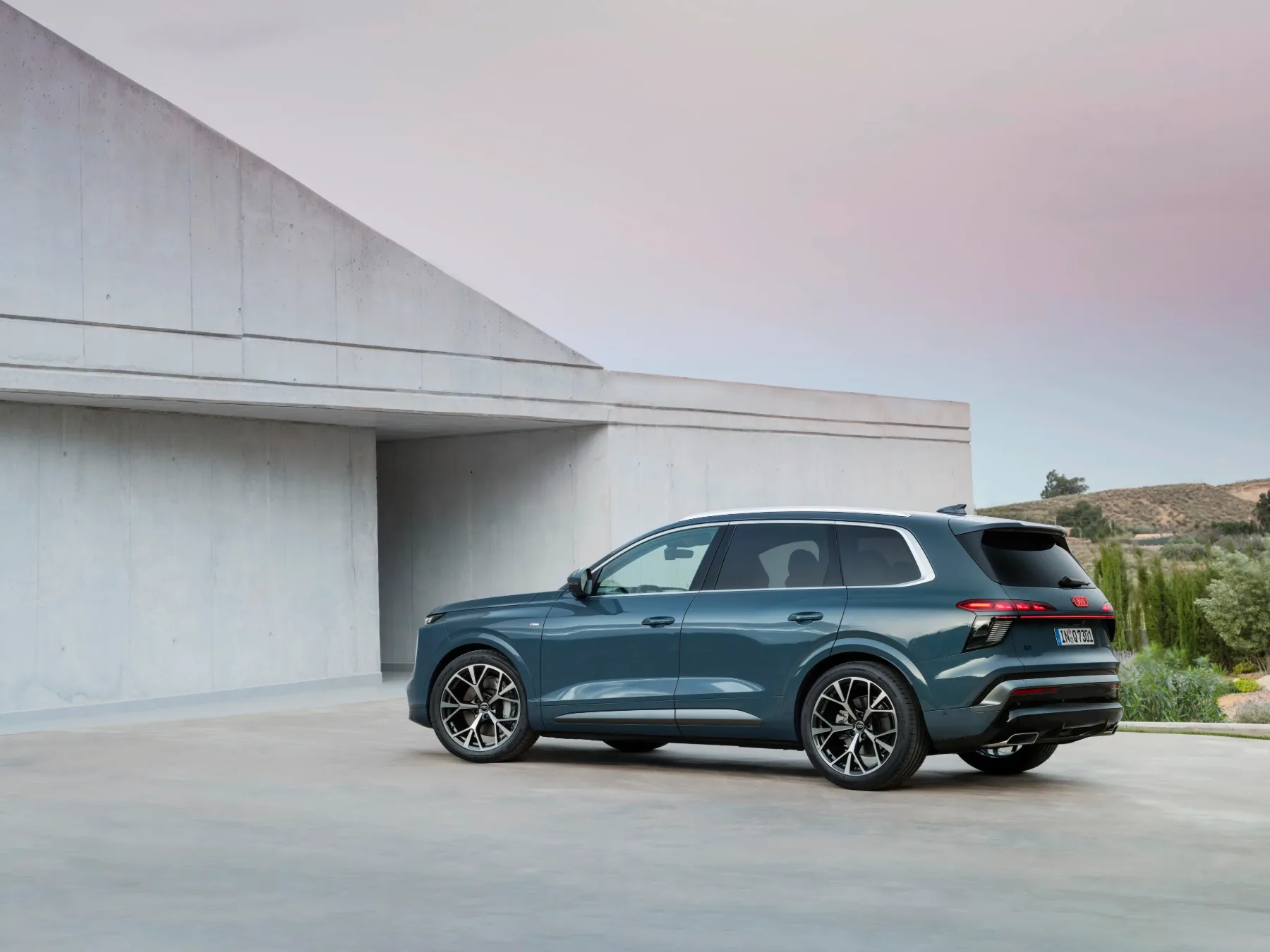 Audi Q7 (2027): tretja generacija, ki je končno spet jezna – do 600 KM, stena zaslonov in pridih kitajskega okusa