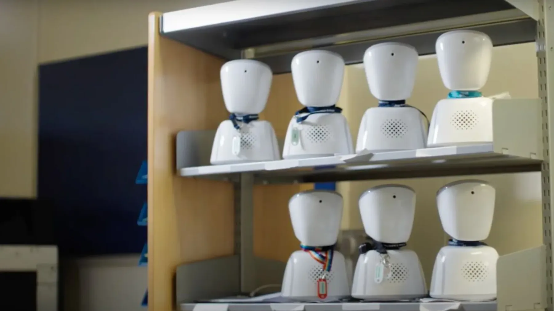 AV1: Robot, ki otrokom omogoča, da ostanejo povezani s šolo, tudi ko ostanejo bolani doma