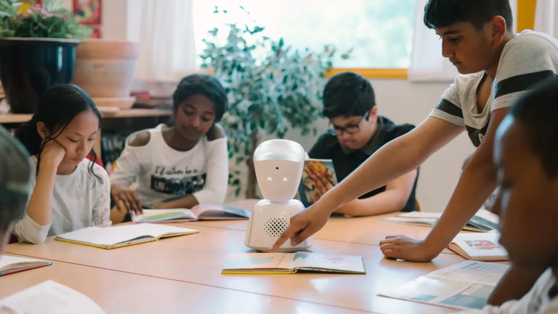 AV1: Robot, ki otrokom omogoča, da ostanejo povezani s šolo, tudi ko ostanejo bolani doma