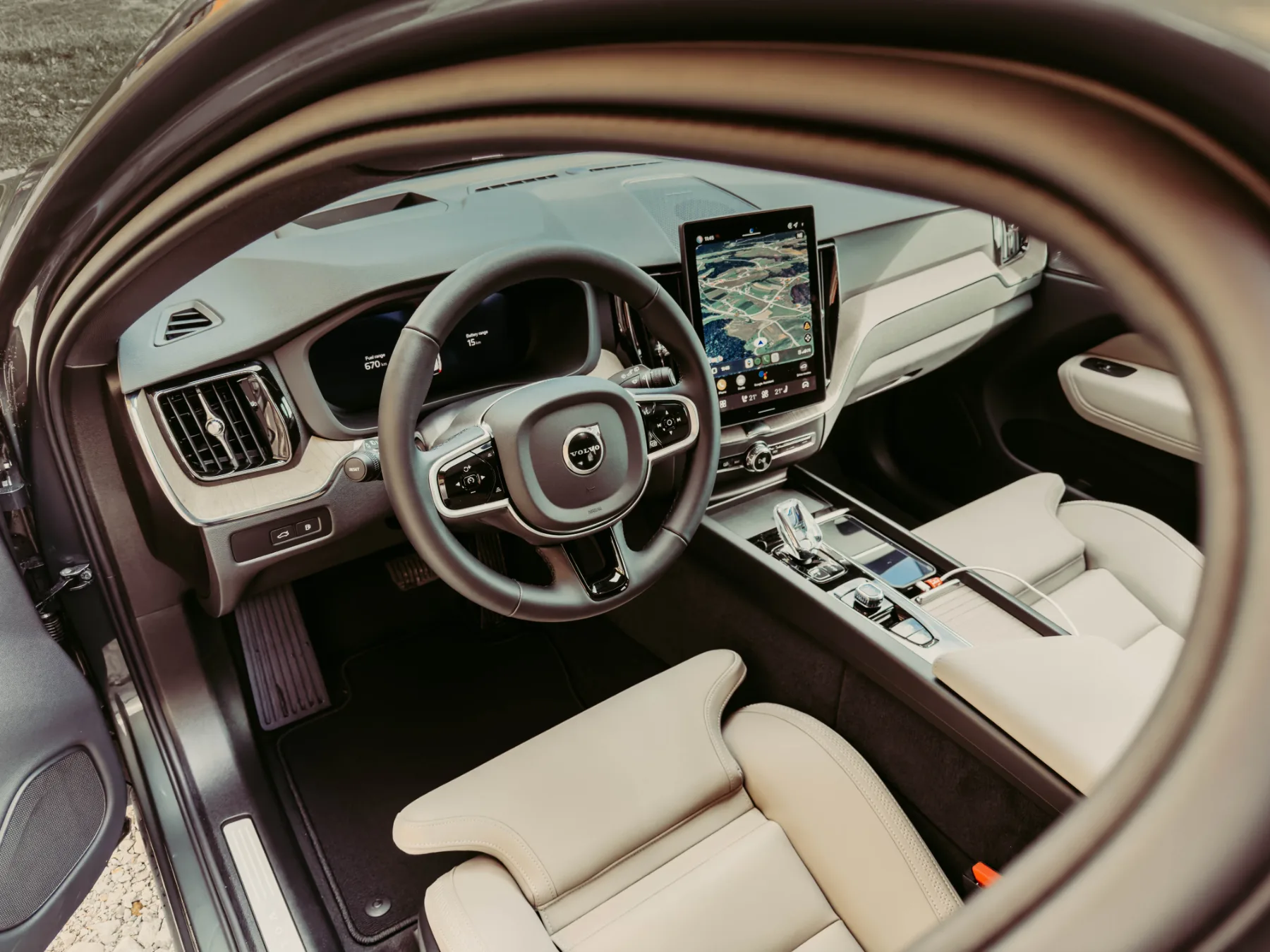 Avto test – Volvo XC60 T6 Recharge 2026: Švedski kralj SUV-jev se bori za prestol