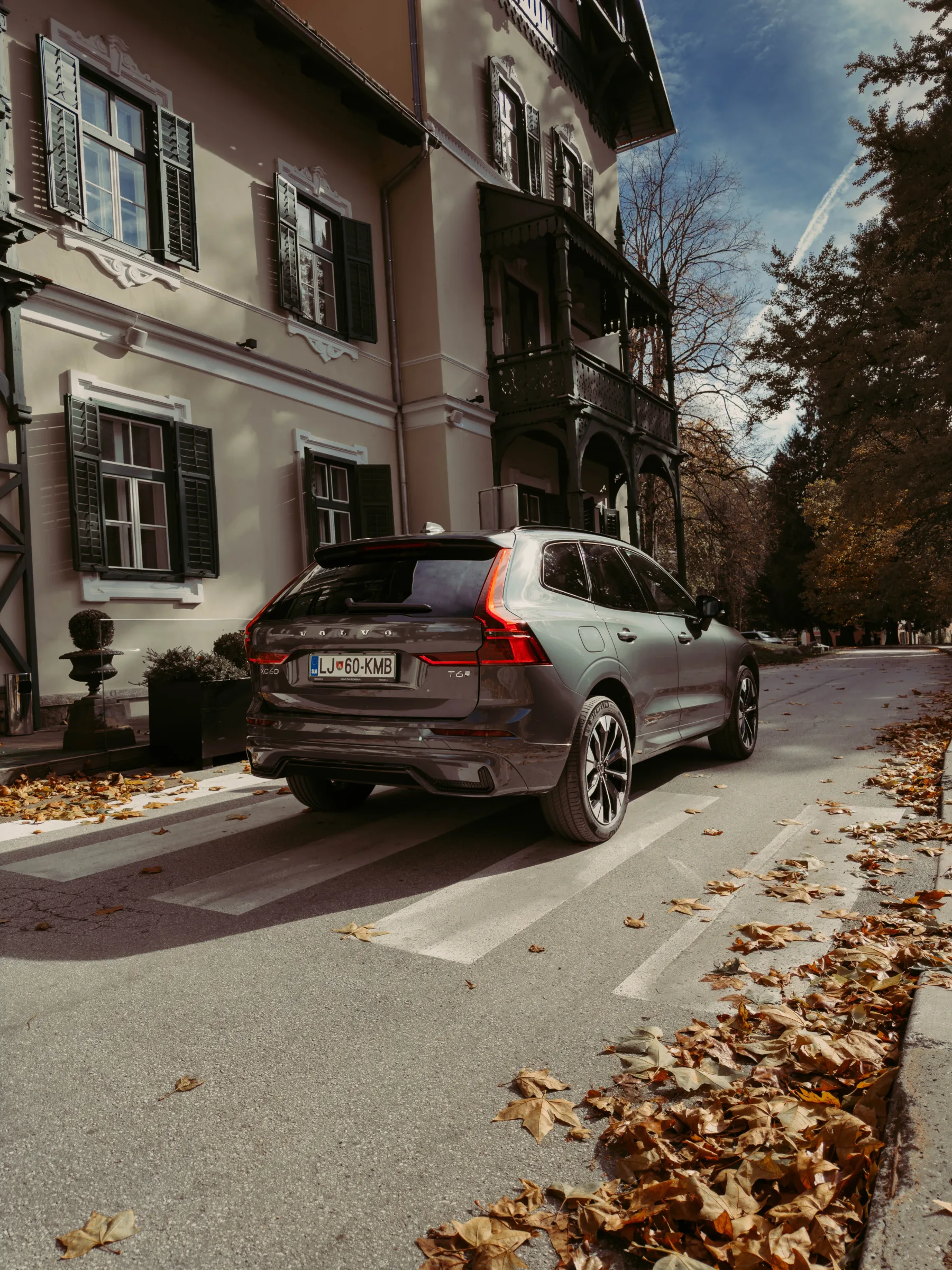 Avto test – Volvo XC60 T6 Recharge 2026: Švedski kralj SUV-jev se bori za prestol