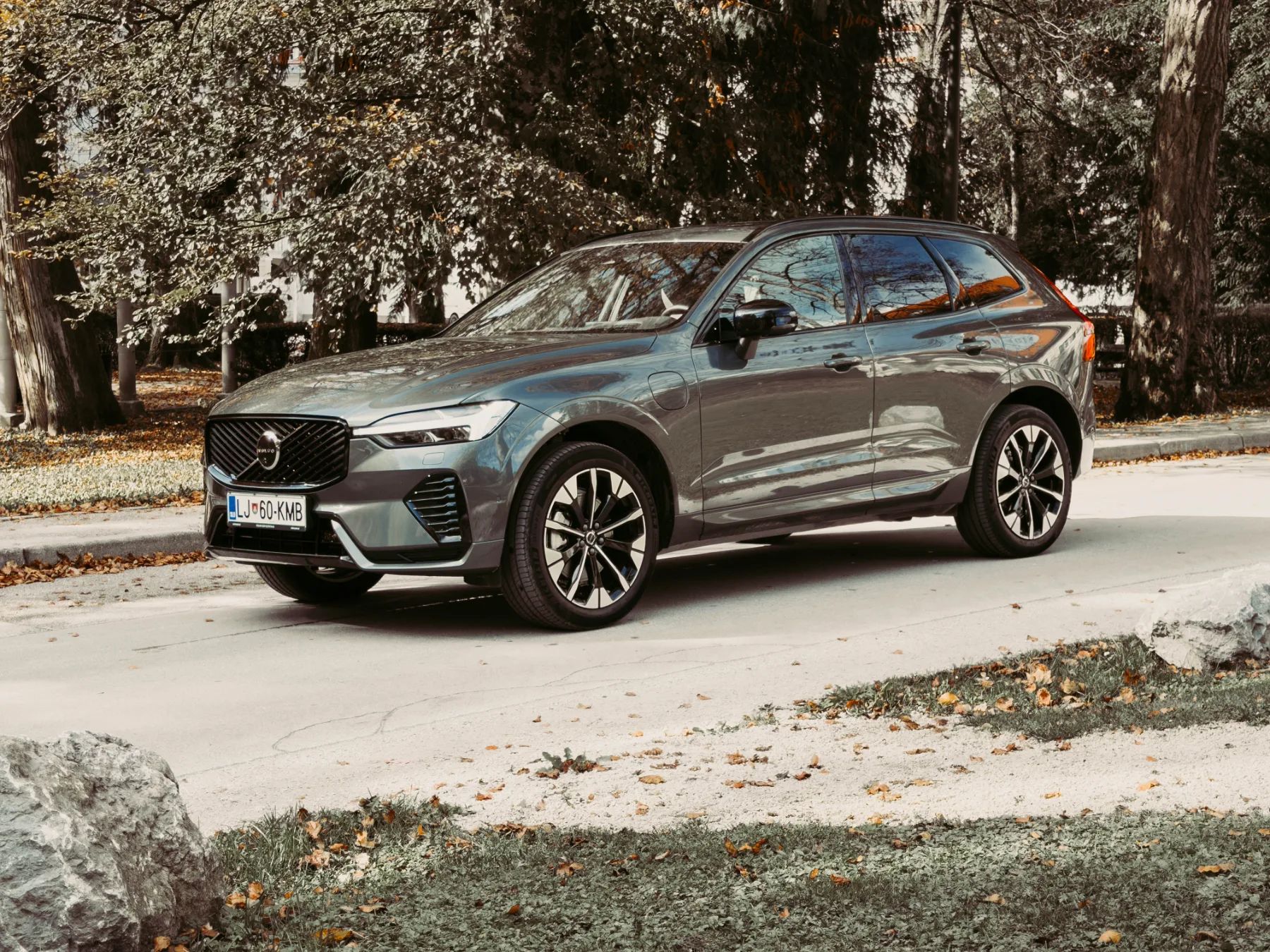 Avto test – Volvo XC60 T6 Recharge 2026: Švedski kralj SUV-jev se bori za prestol