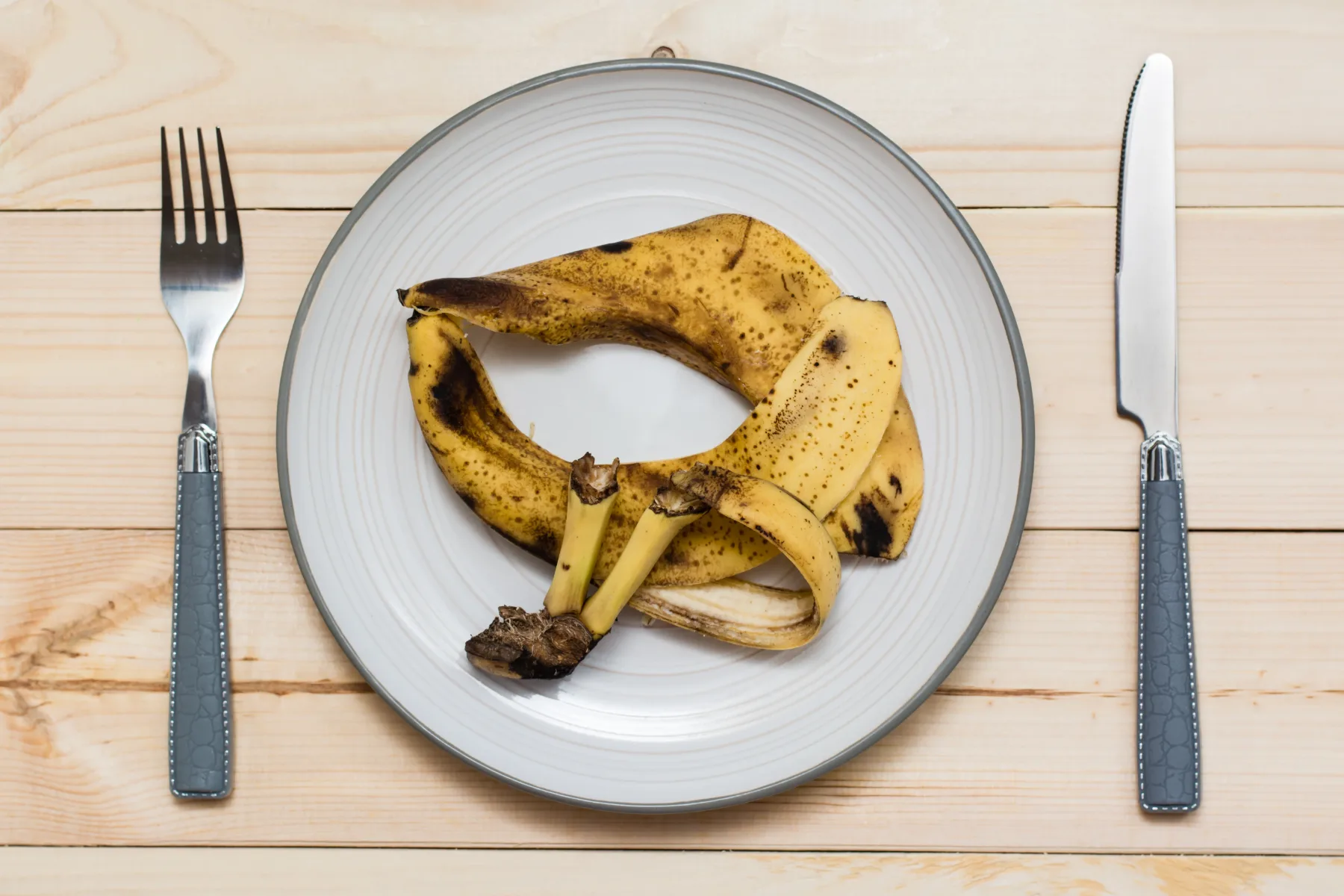 Bananin olupek ne vrži v koš: 7 načinov uporabe bananinega olupka za lepoto in zdravje, ki jih (še) ne poznaš