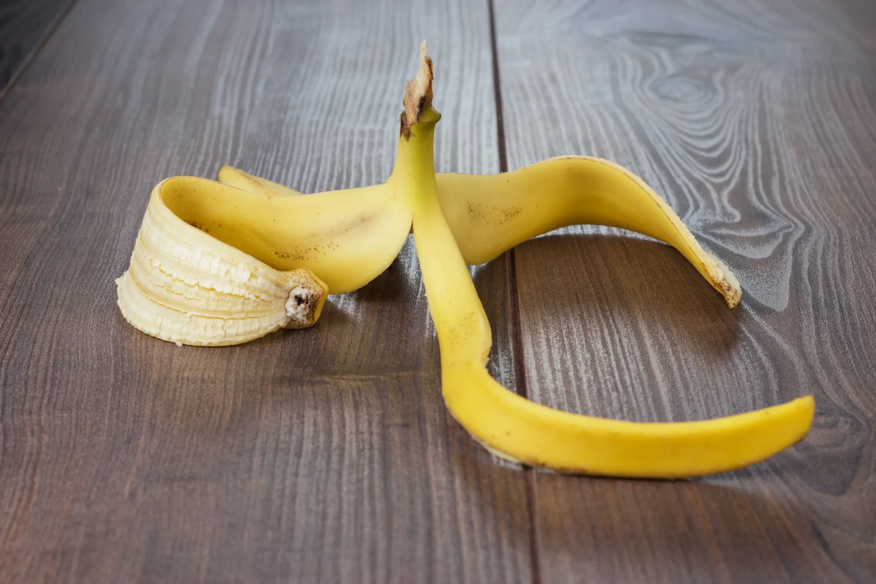Bananin olupek ne vrži v koš: 7 načinov uporabe bananinega olupka za lepoto in zdravje, ki jih (še) ne poznaš