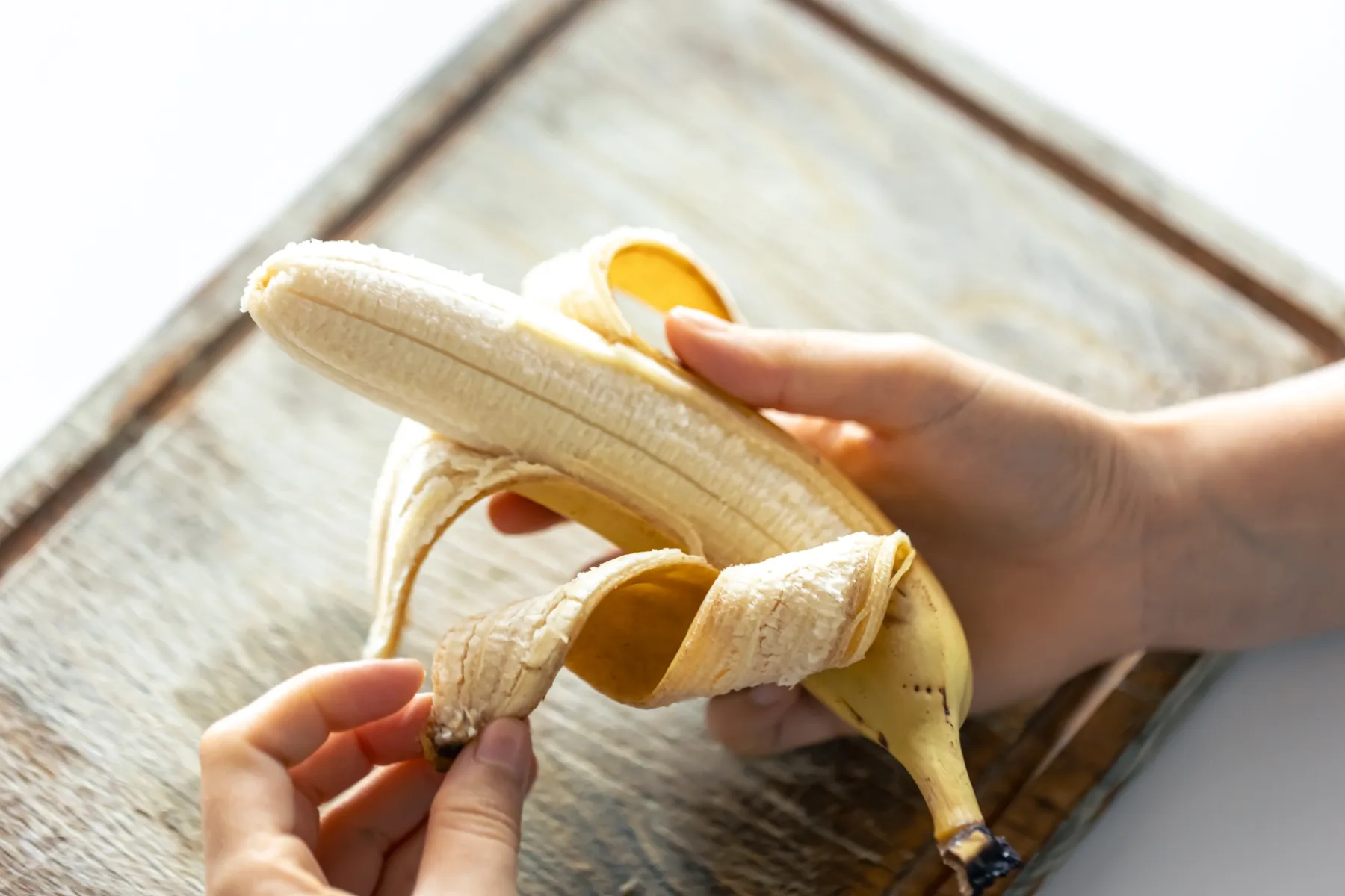 Bananin olupek ne vrži v koš: 7 načinov uporabe bananinega olupka za lepoto in zdravje, ki jih (še) ne poznaš