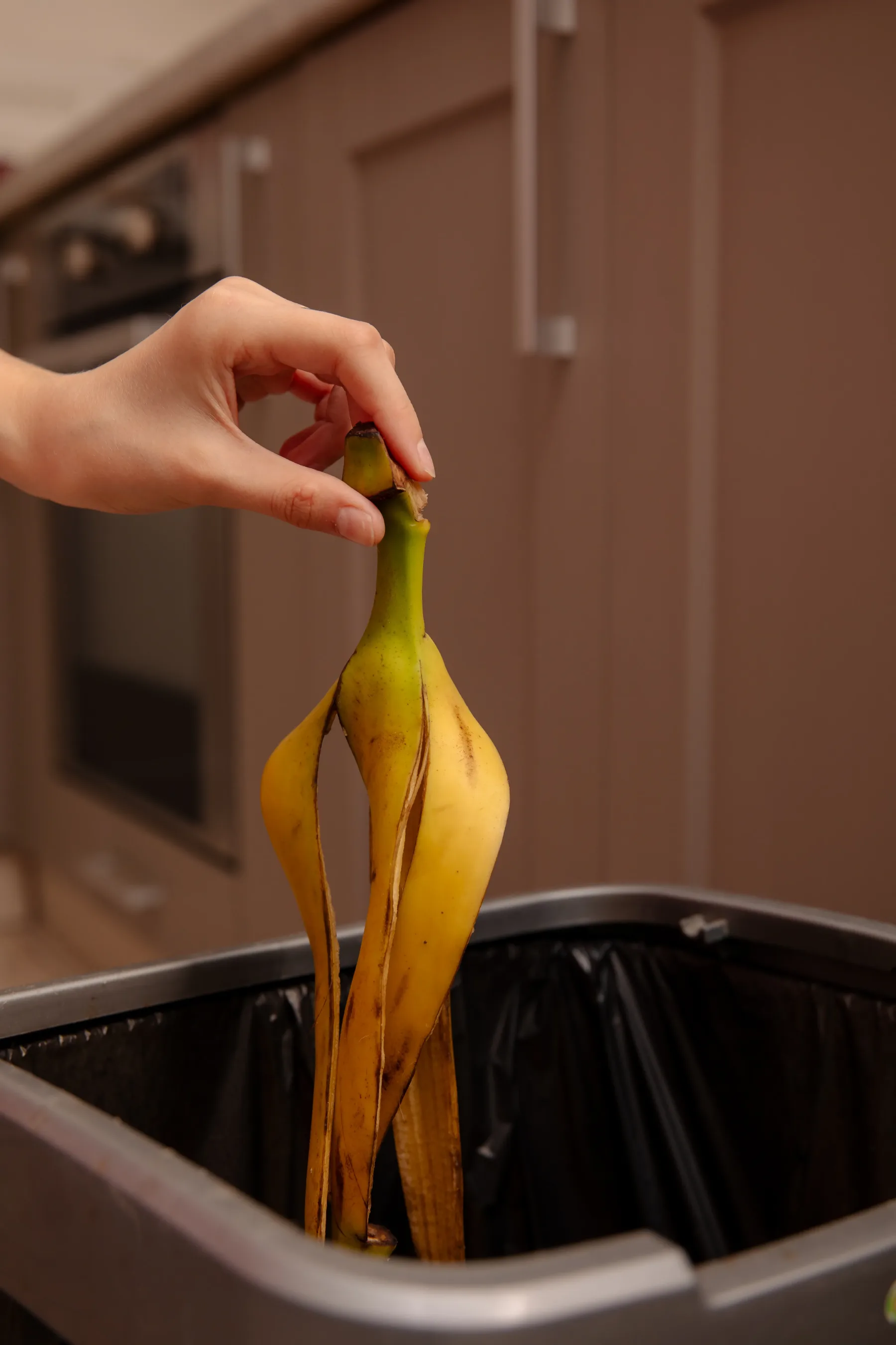 Bananin olupek ne vrži v koš: 7 načinov uporabe bananinega olupka za lepoto in zdravje, ki jih (še) ne poznaš