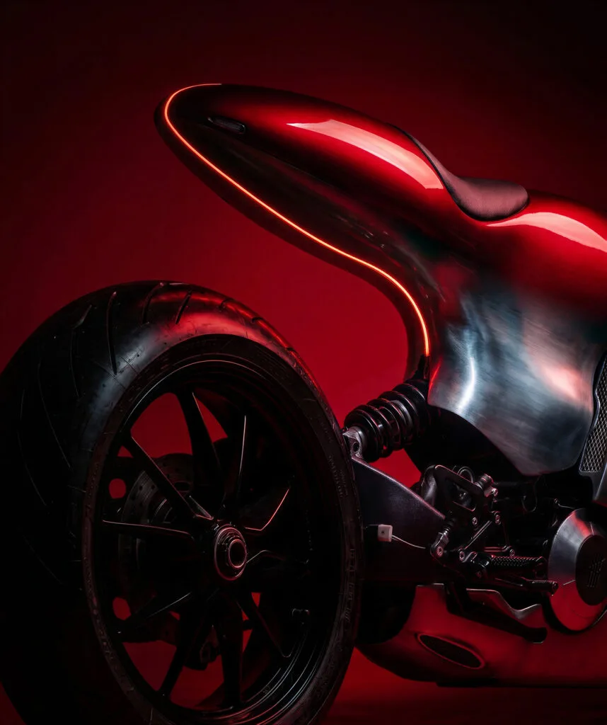 Bandit9 (RED)800: Umetnina iz surovega aluminija z divjim srcem Ducatija – slika 3