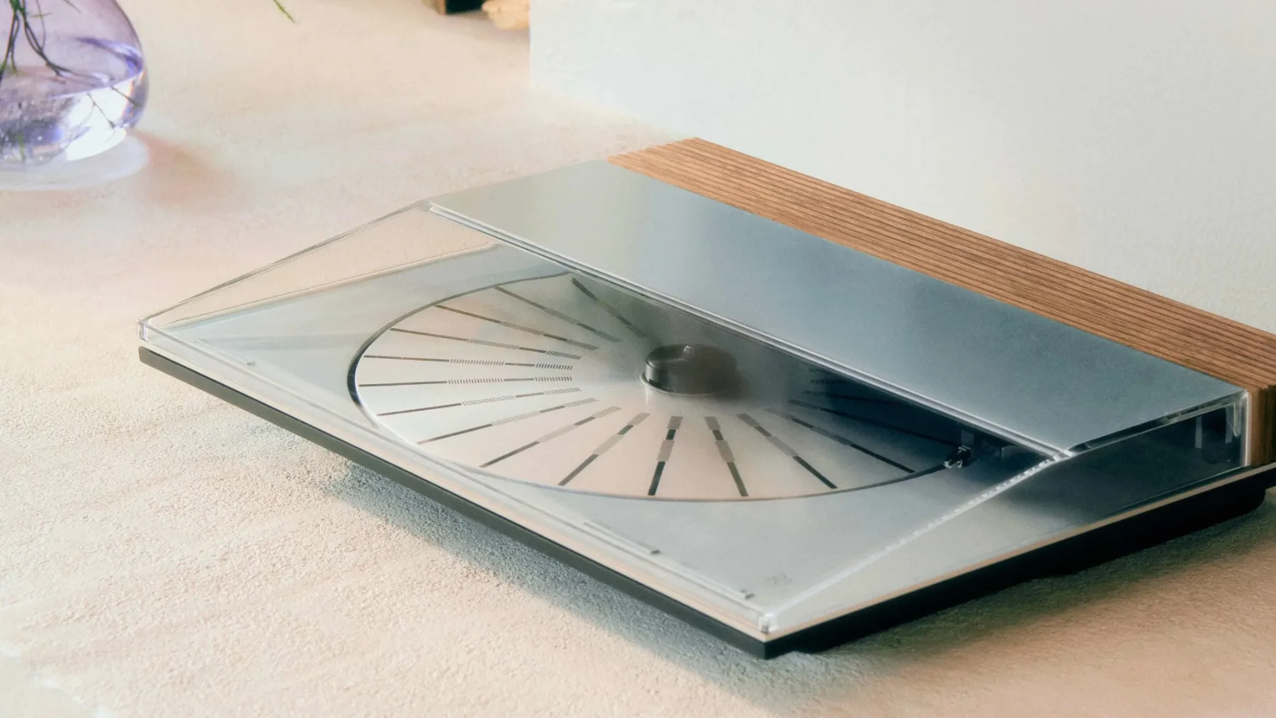 Bang & Olufsen Beosystem 3000c: go gramofon iz leta 1985 sreča Wi-Fi za 26.000 €