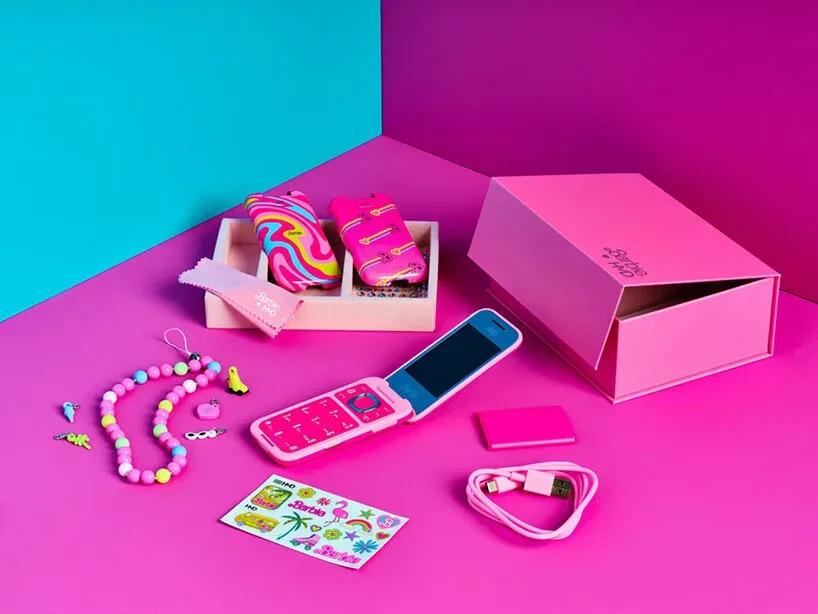 Barbie je dobila svoj telefon Barbie HMD phone: Retro flip telefon v močni rožnati barvi je tukaj!