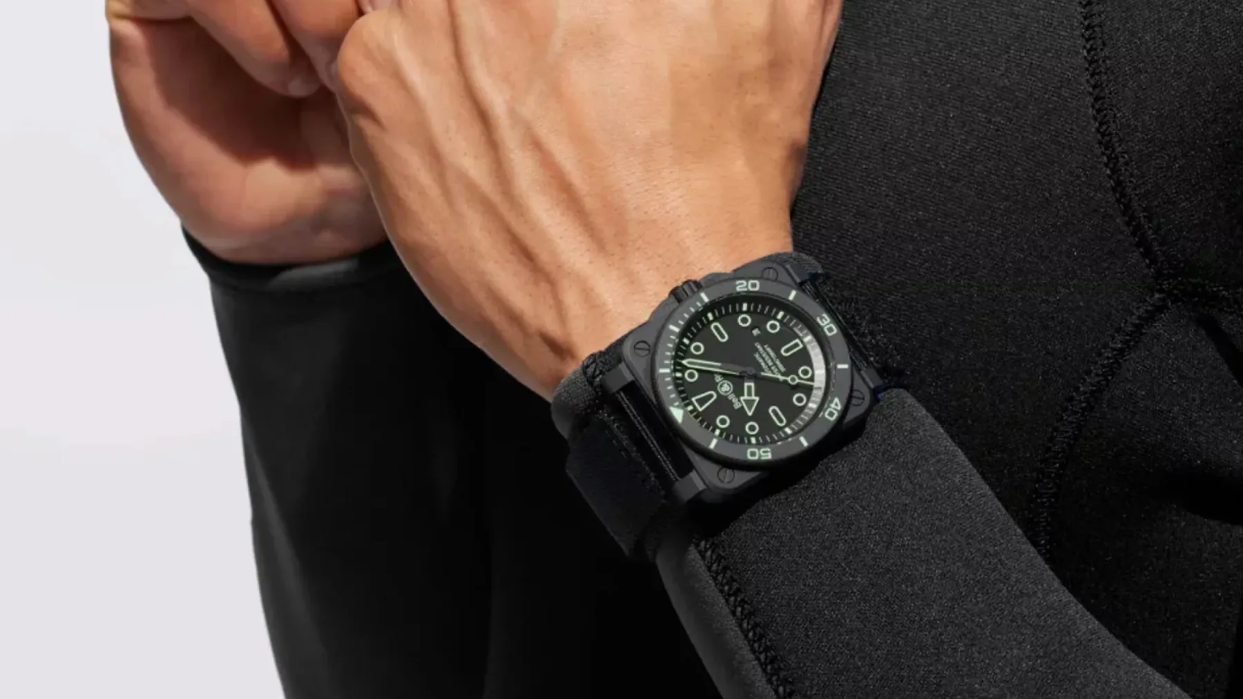 Bell & Ross BR-03 Diver Lum Outline: Potapljaška ura, ki sveti kot neonski hologram
