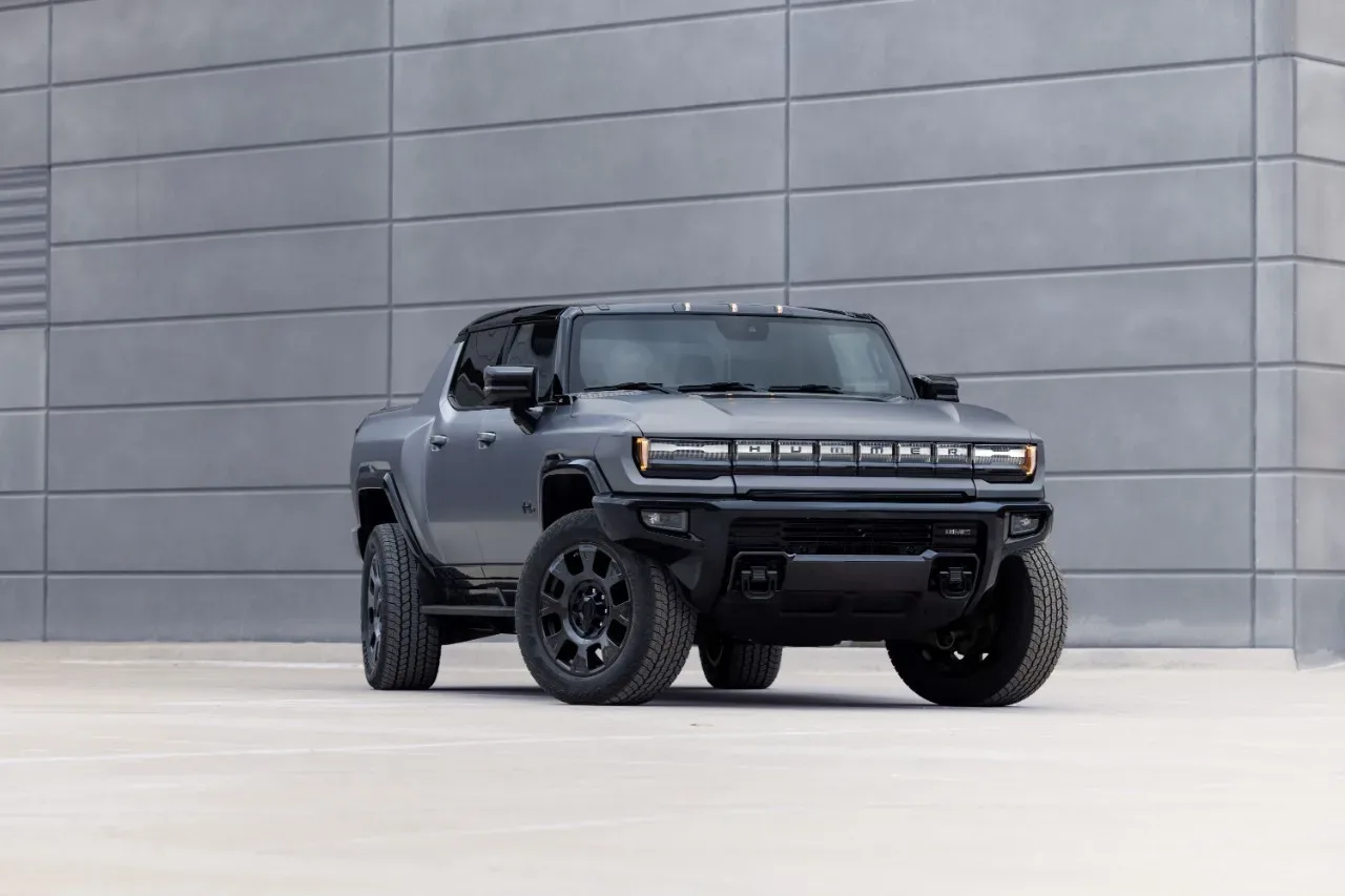 Bizarni prodajni rekord: Američani so (spet) znoreli za GMC Hummer– tokrat v električni izvedbi! Prehiteva celo Ford F-150