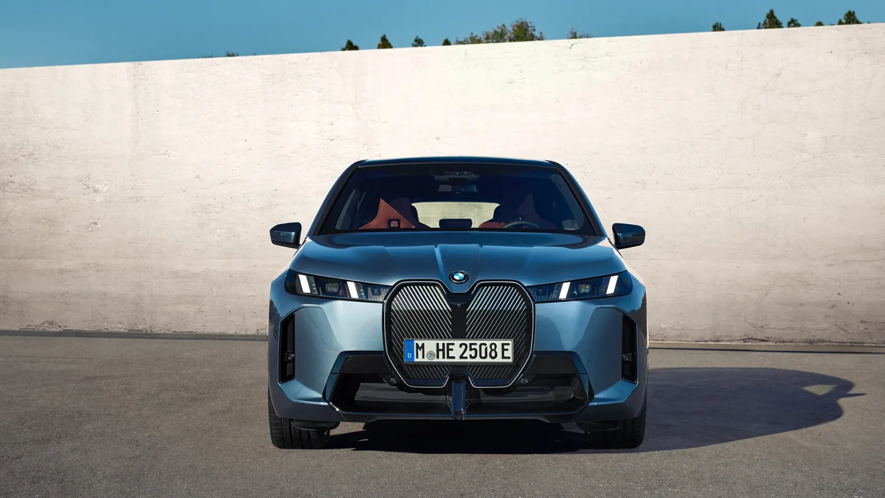 BMW iX 2025: Električni titan, ki odkriva novo dimenzijo luksuza