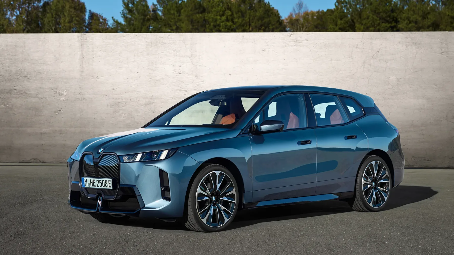 BMW iX 2025: Električni titan, ki odkriva novo dimenzijo luksuza
