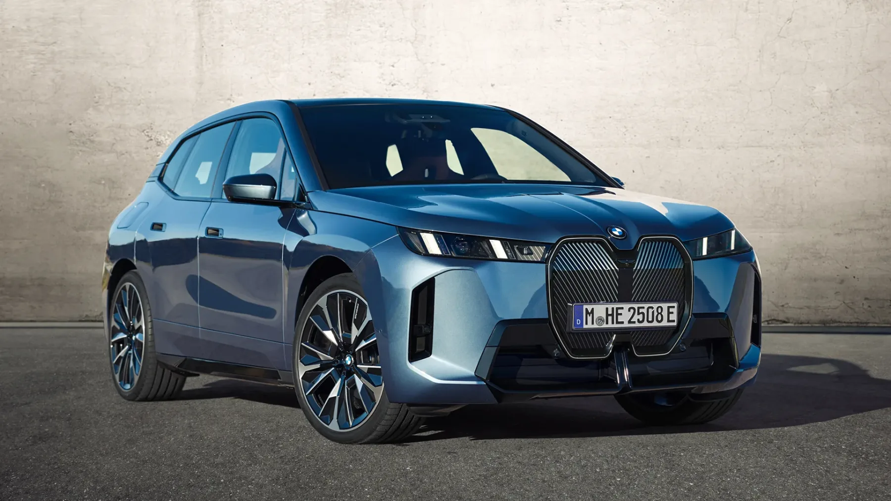 BMW iX 2025: Električni titan, ki odkriva novo dimenzijo luksuza