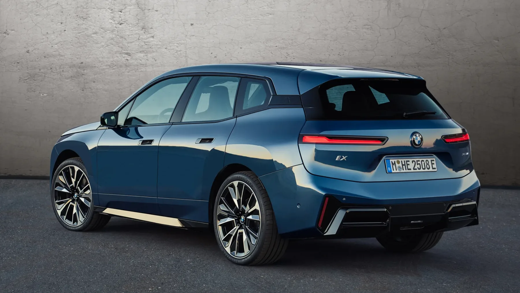 BMW iX 2025: Električni titan, ki odkriva novo dimenzijo luksuza