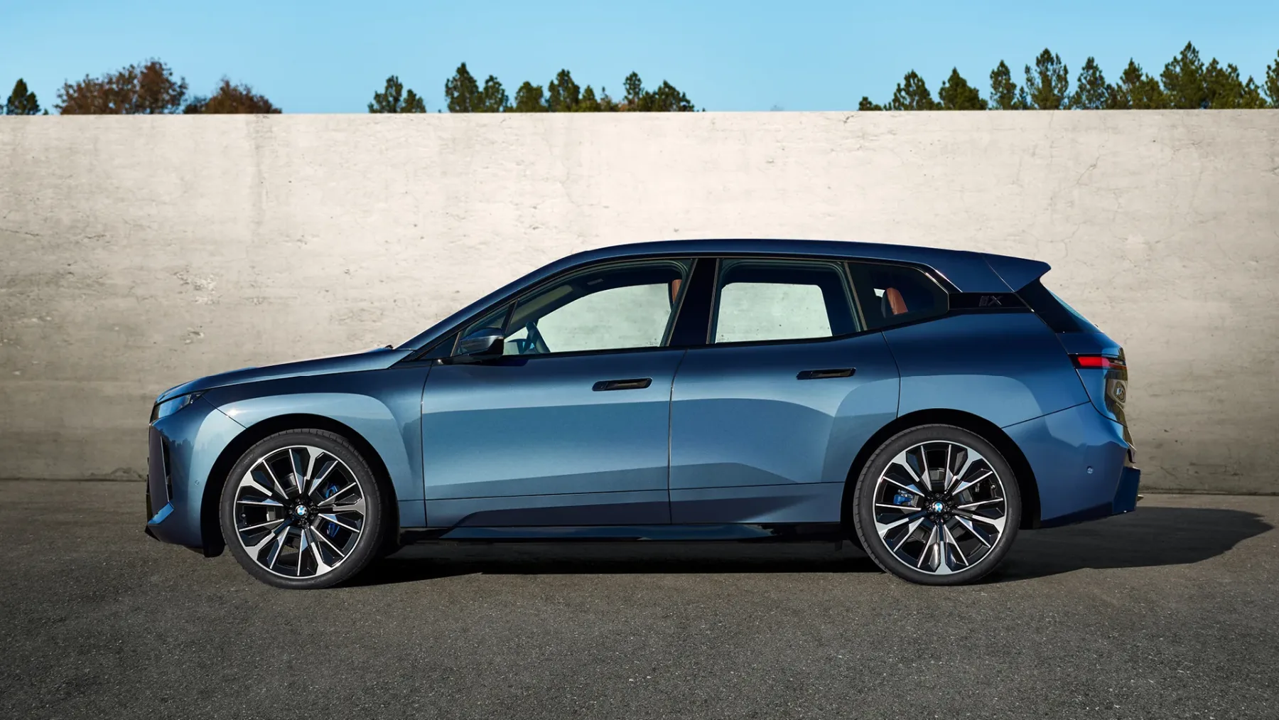 BMW iX 2025: Električni titan, ki odkriva novo dimenzijo luksuza