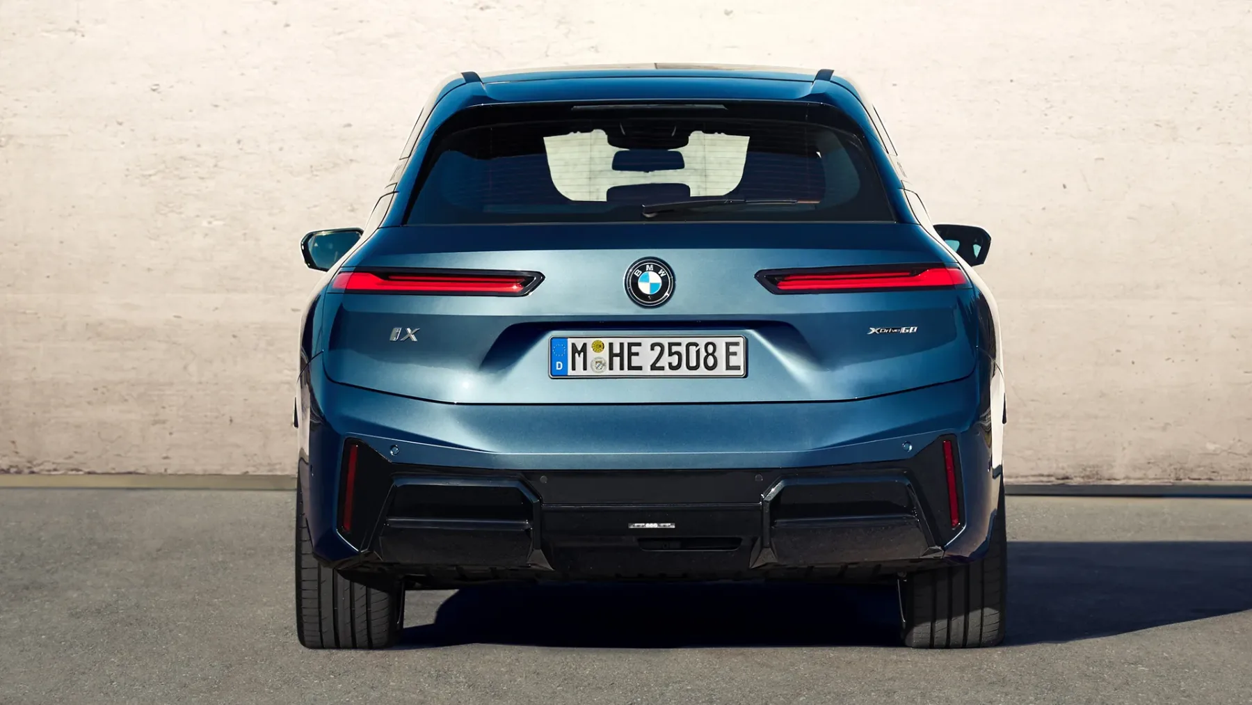 BMW iX 2025: Električni titan, ki odkriva novo dimenzijo luksuza