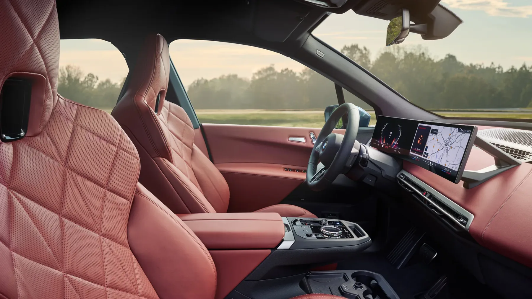 BMW iX 2025: Električni titan, ki odkriva novo dimenzijo luksuza