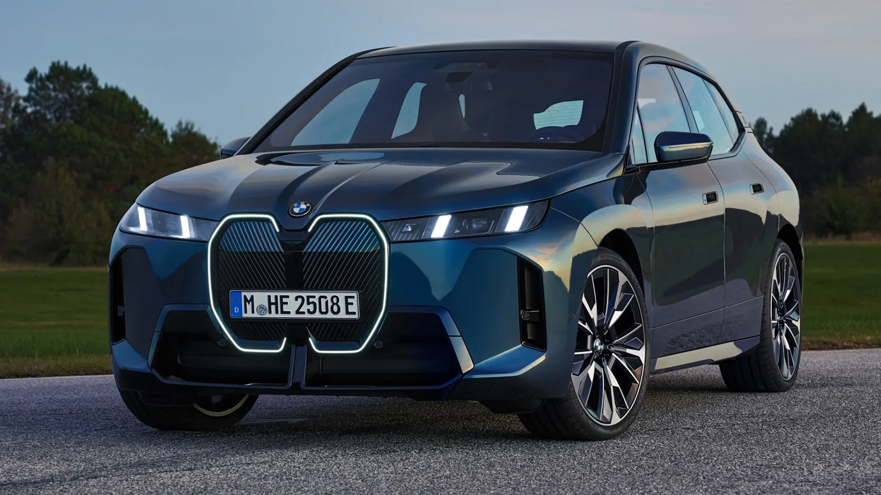 BMW iX 2025: Električni titan, ki odkriva novo dimenzijo luksuza
