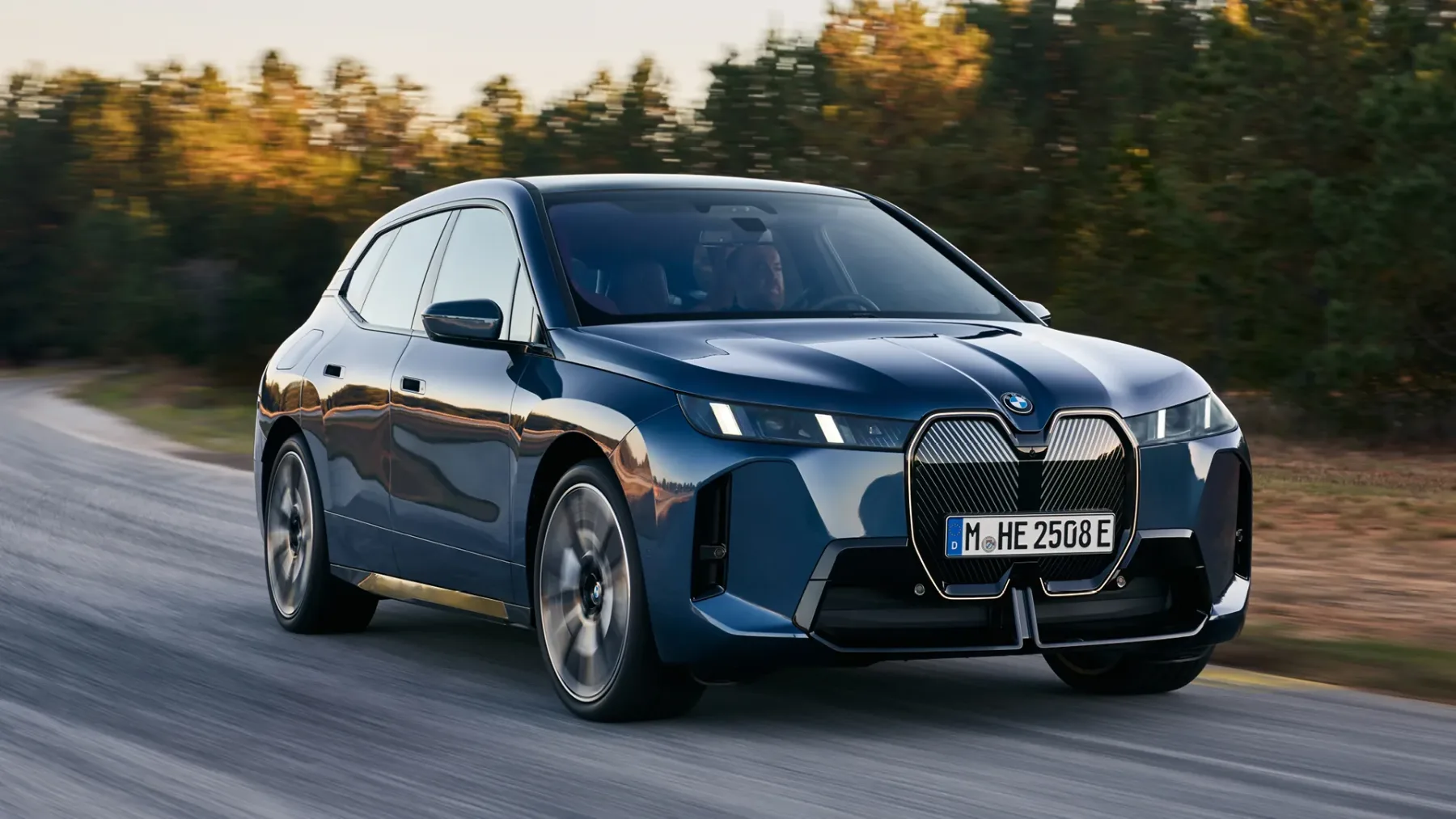 BMW iX 2025: Električni titan, ki odkriva novo dimenzijo luksuza