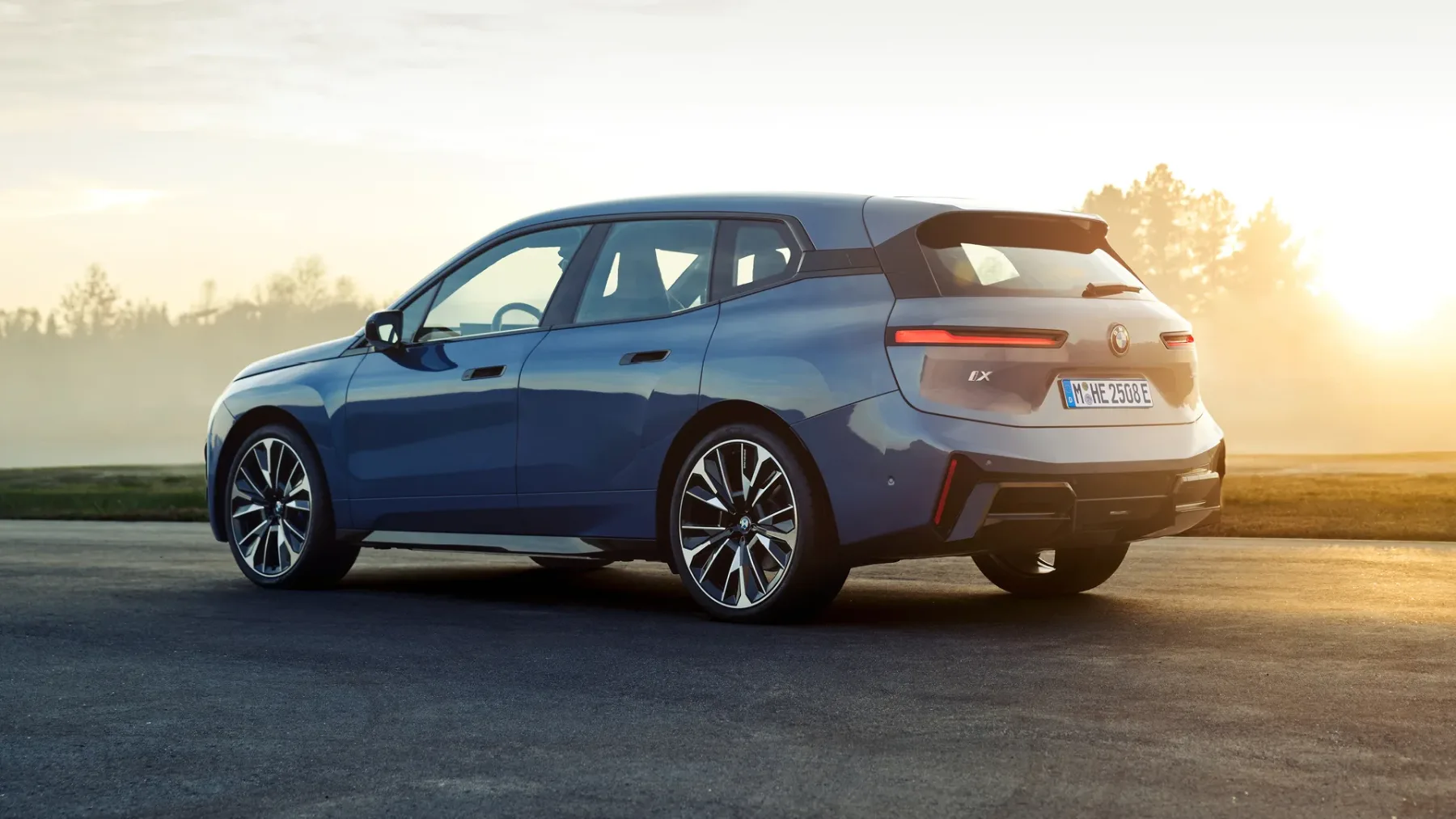 BMW iX 2025: Električni titan, ki odkriva novo dimenzijo luksuza