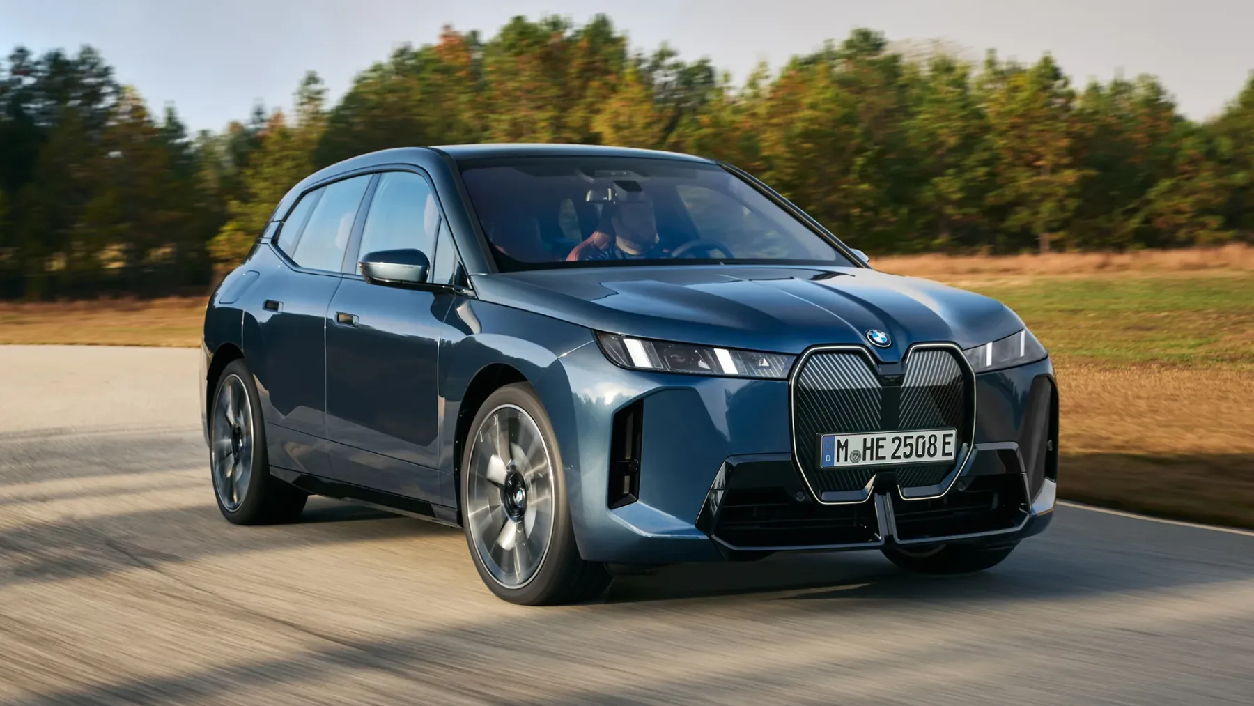 BMW iX 2025: Električni titan, ki odkriva novo dimenzijo luksuza