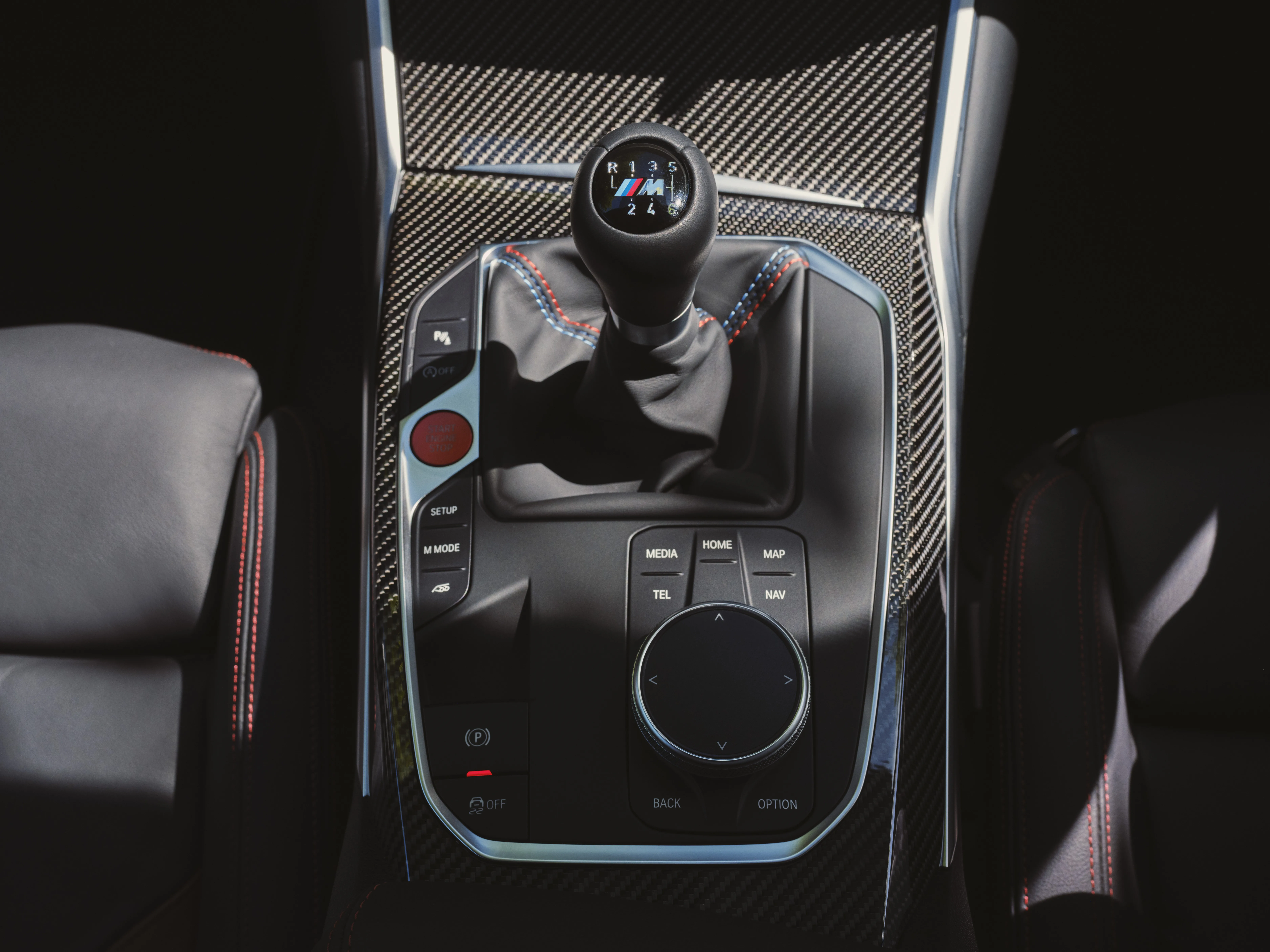 BMW M2 2025: poezija posebnosti z ročnim menjalnikom