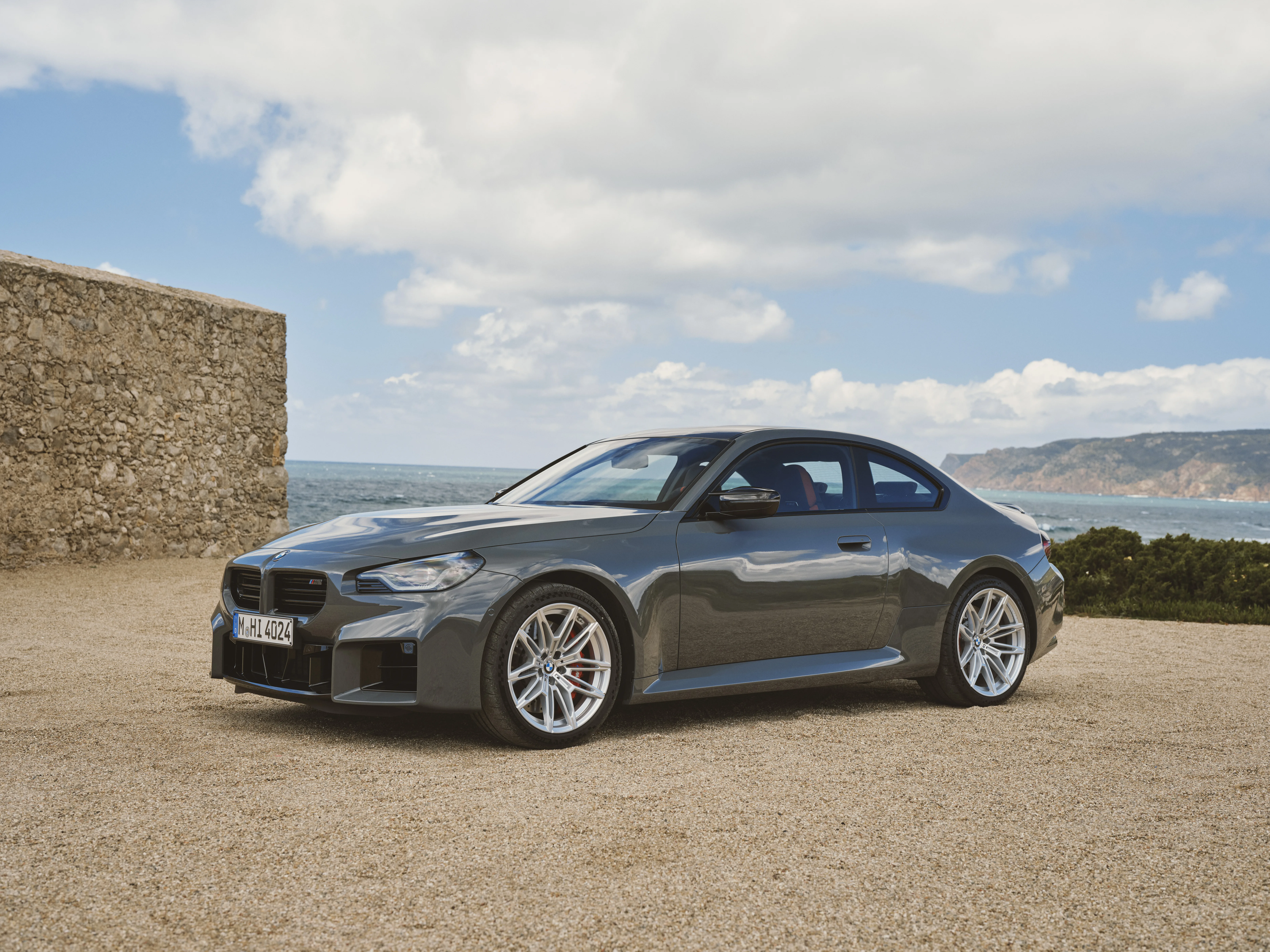 BMW M2 2025: poezija posebnosti z ročnim menjalnikom