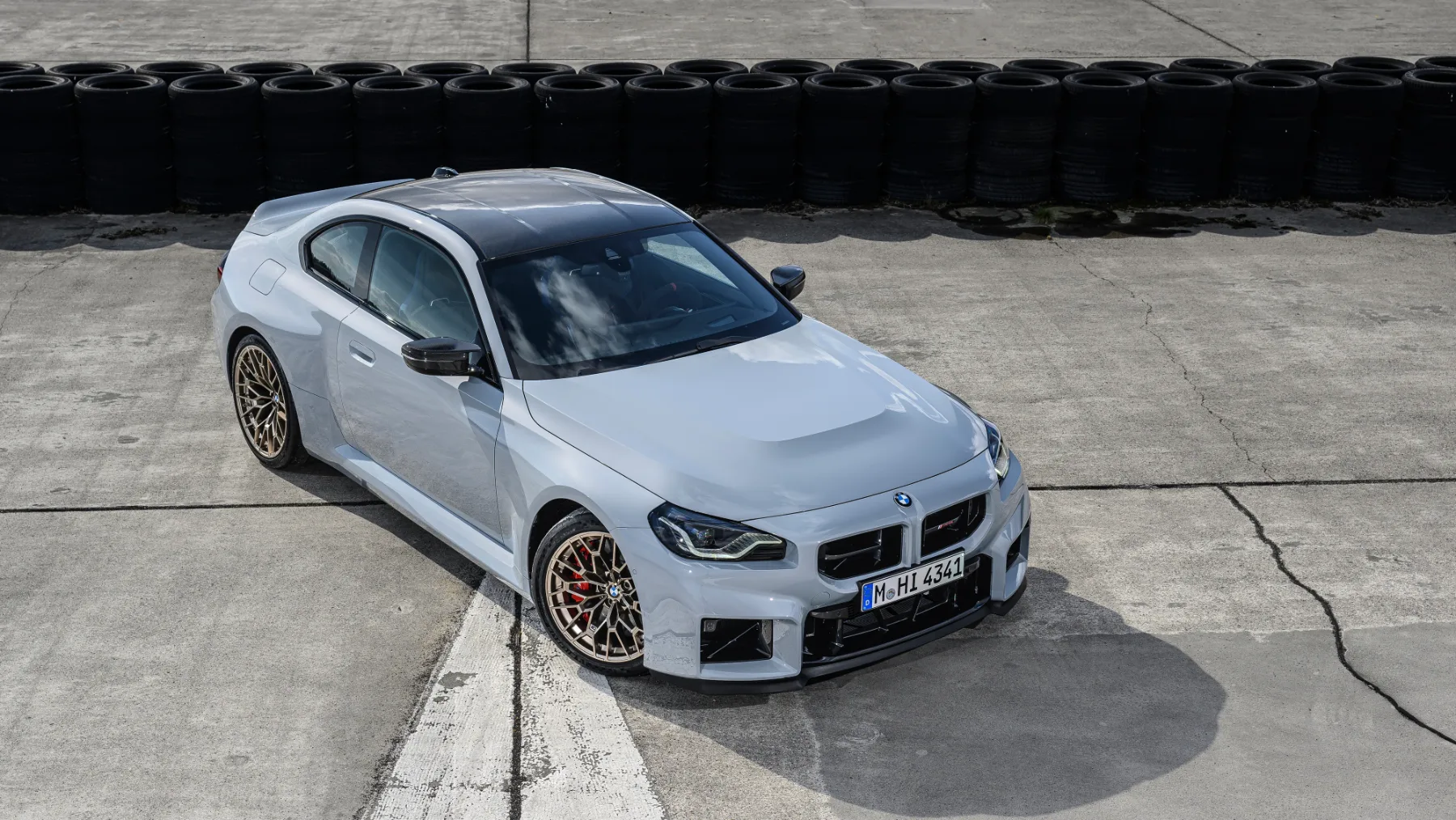 BMW M2 CS 2026 – Vrnitev čistokrvnega bavarskega divjaka z račjim repom