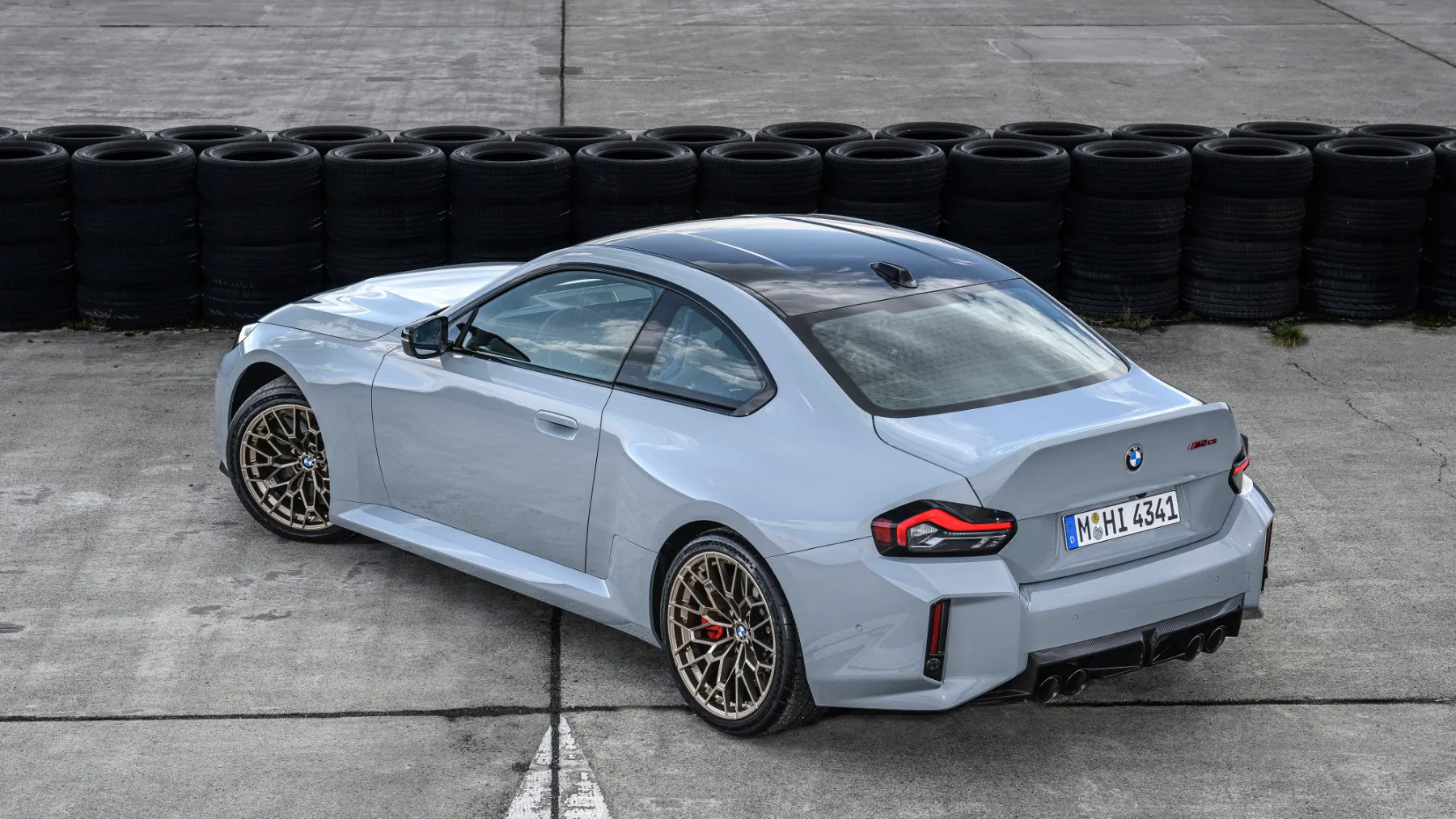 BMW M2 CS 2026 – Vrnitev čistokrvnega bavarskega divjaka z račjim repom