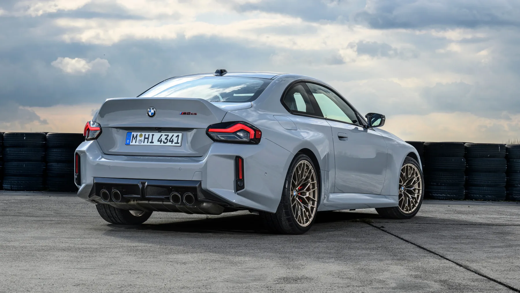 BMW M2 CS 2026 – Vrnitev čistokrvnega bavarskega divjaka z račjim repom