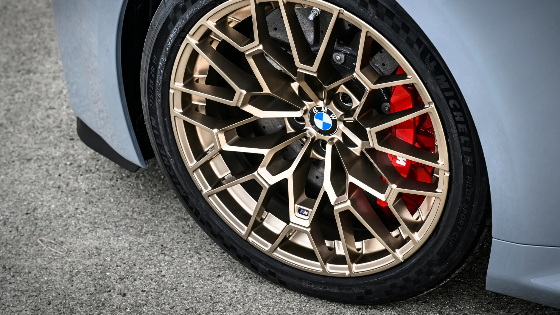 BMW M2 CS 2026 – Vrnitev čistokrvnega bavarskega divjaka z račjim repom