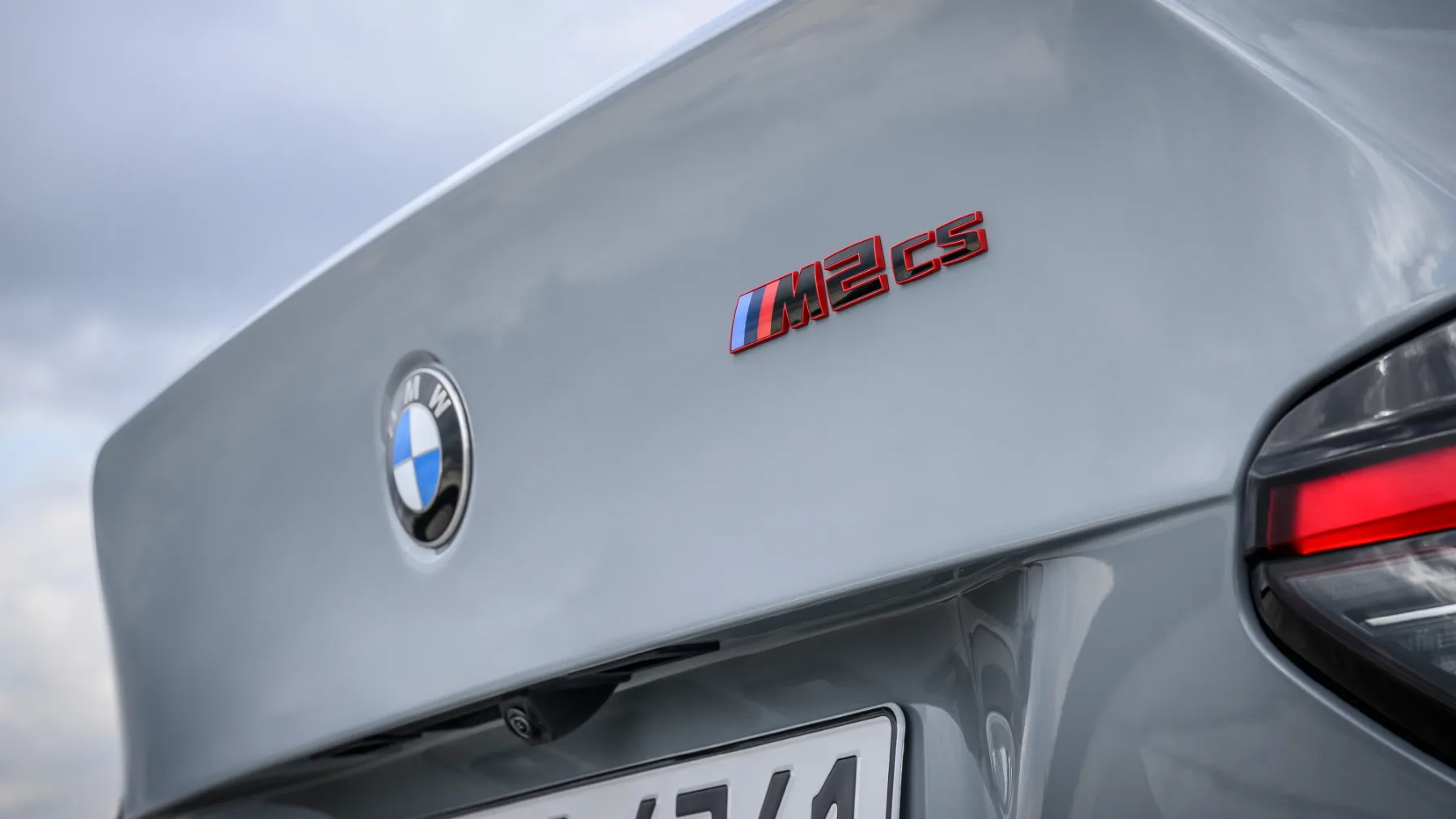 BMW M2 CS 2026 – Vrnitev čistokrvnega bavarskega divjaka z račjim repom