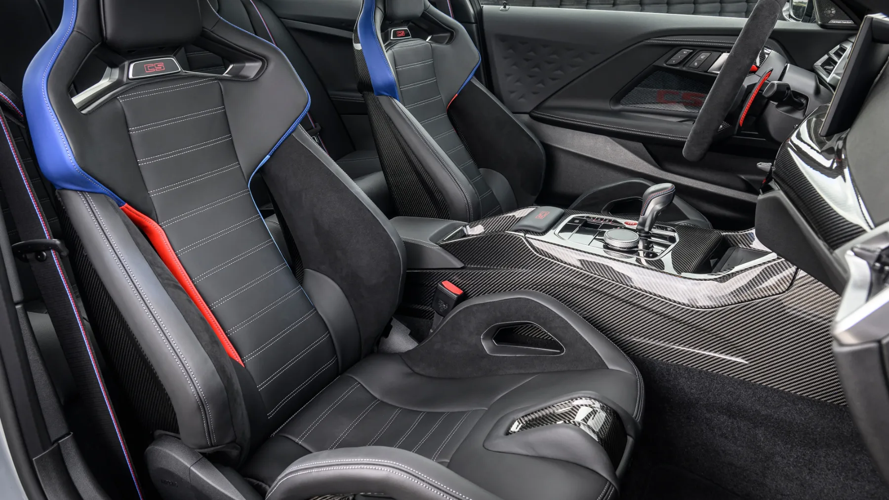 BMW M2 CS 2026 – Vrnitev čistokrvnega bavarskega divjaka z račjim repom
