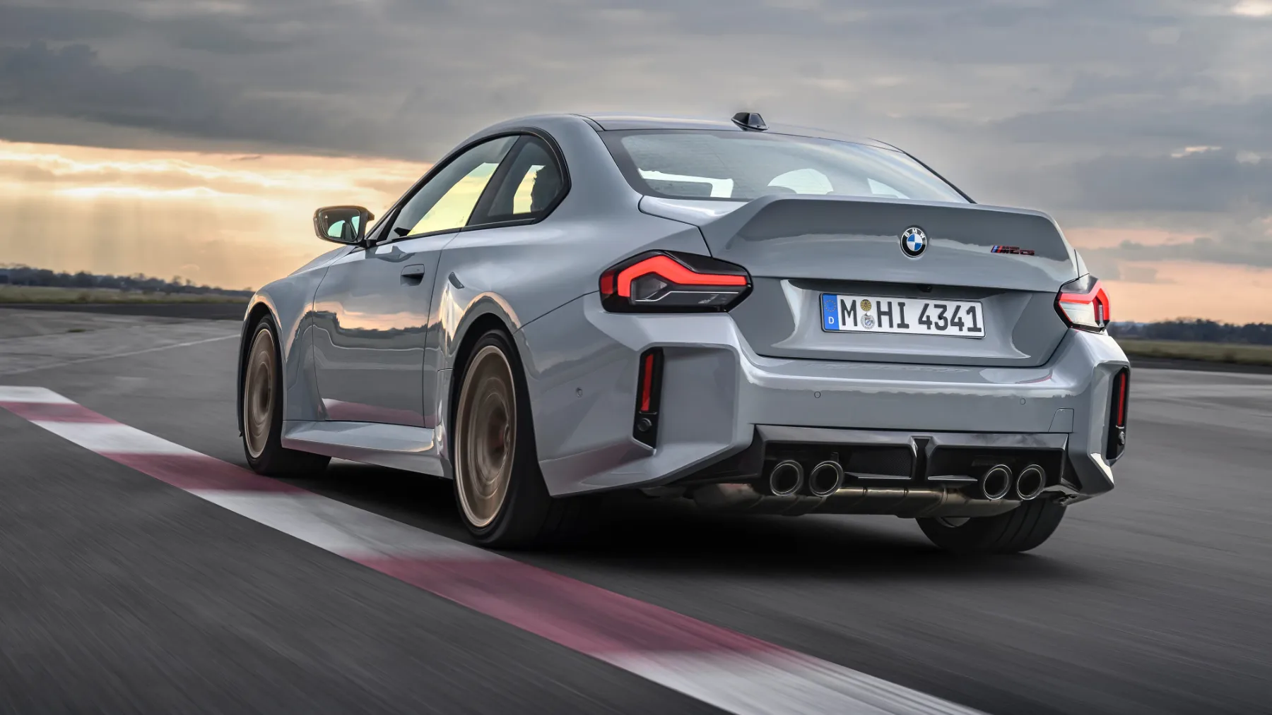 BMW M2 CS 2026 – Vrnitev čistokrvnega bavarskega divjaka z račjim repom