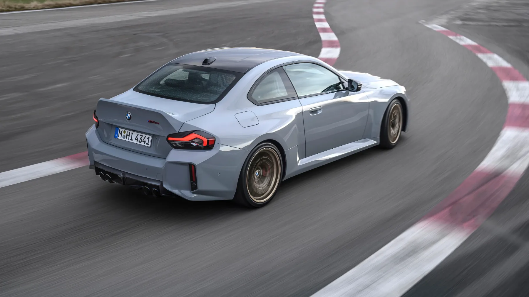 BMW M2 CS 2026 – Vrnitev čistokrvnega bavarskega divjaka z račjim repom