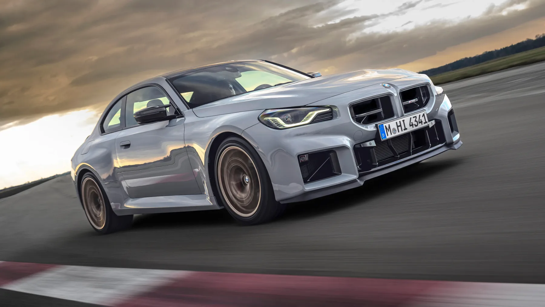 BMW M2 CS 2026 – Vrnitev čistokrvnega bavarskega divjaka z račjim repom