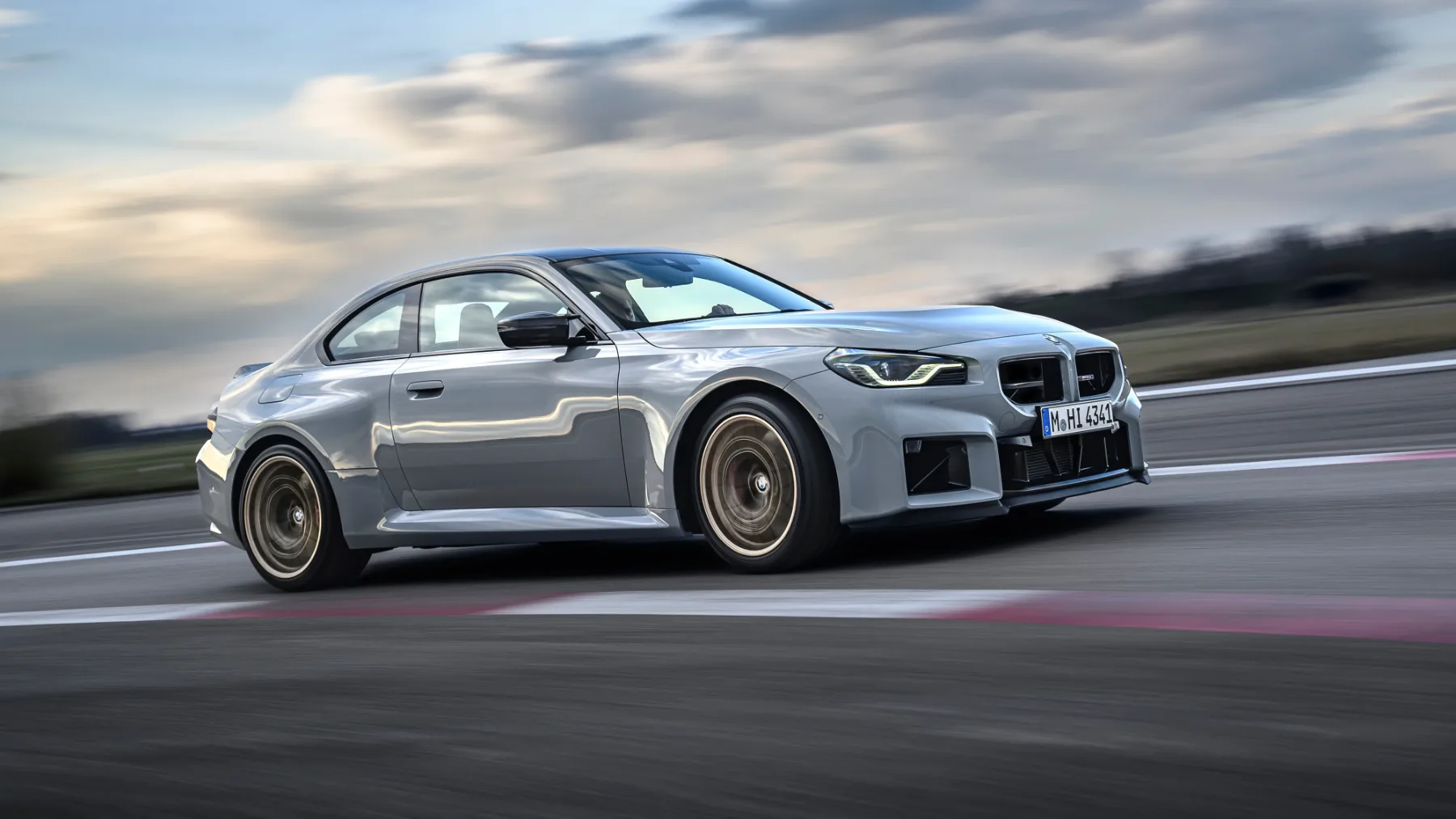 BMW M2 CS 2026 – Vrnitev čistokrvnega bavarskega divjaka z račjim repom