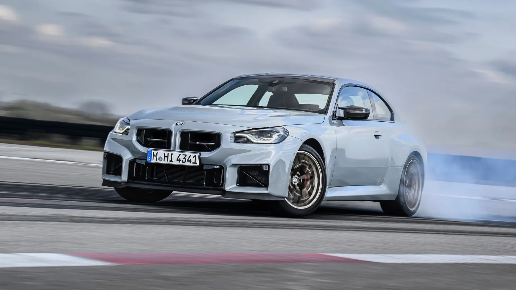 BMW M2 CS 2026 – Vrnitev čistokrvnega bavarskega divjaka z račjim repom