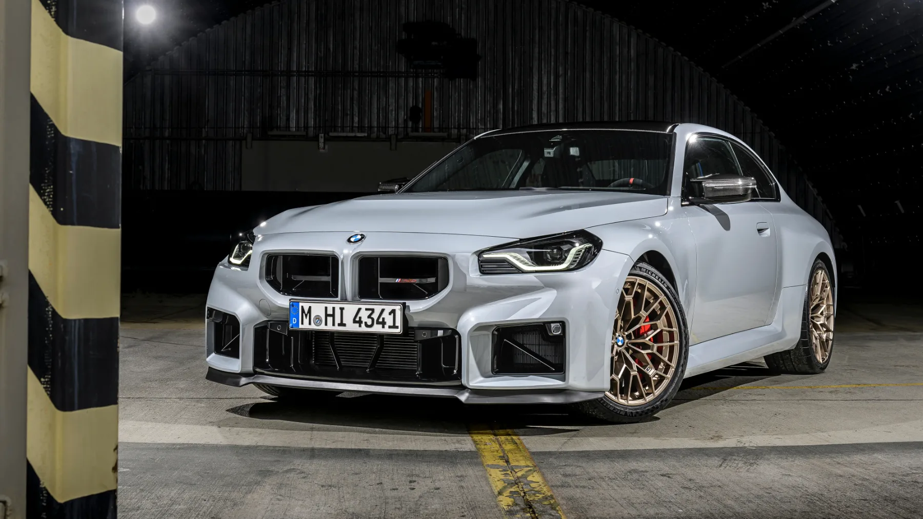 BMW M2 CS 2026 – Vrnitev čistokrvnega bavarskega divjaka z račjim repom