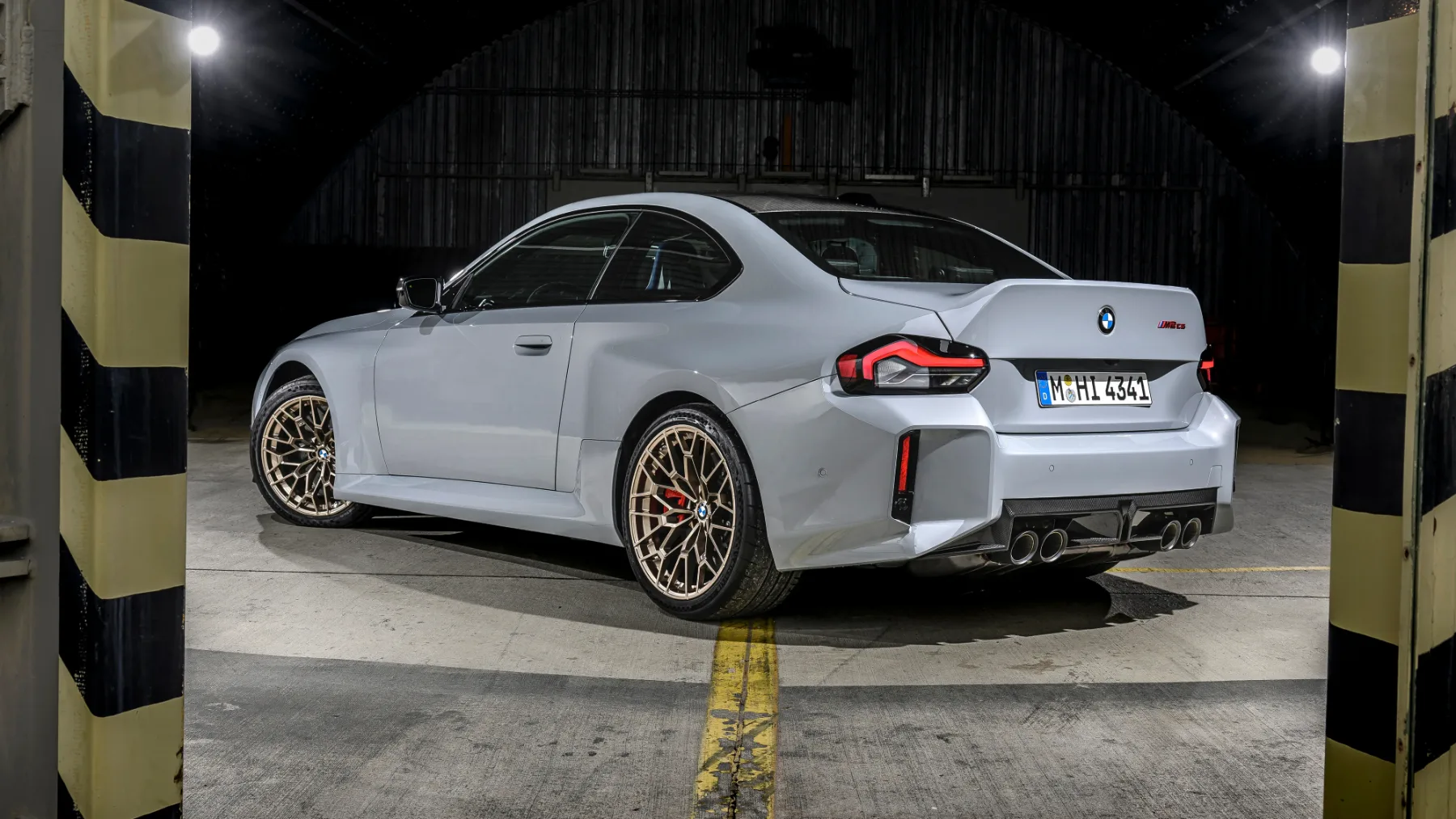 BMW M2 CS 2026 – Vrnitev čistokrvnega bavarskega divjaka z račjim repom