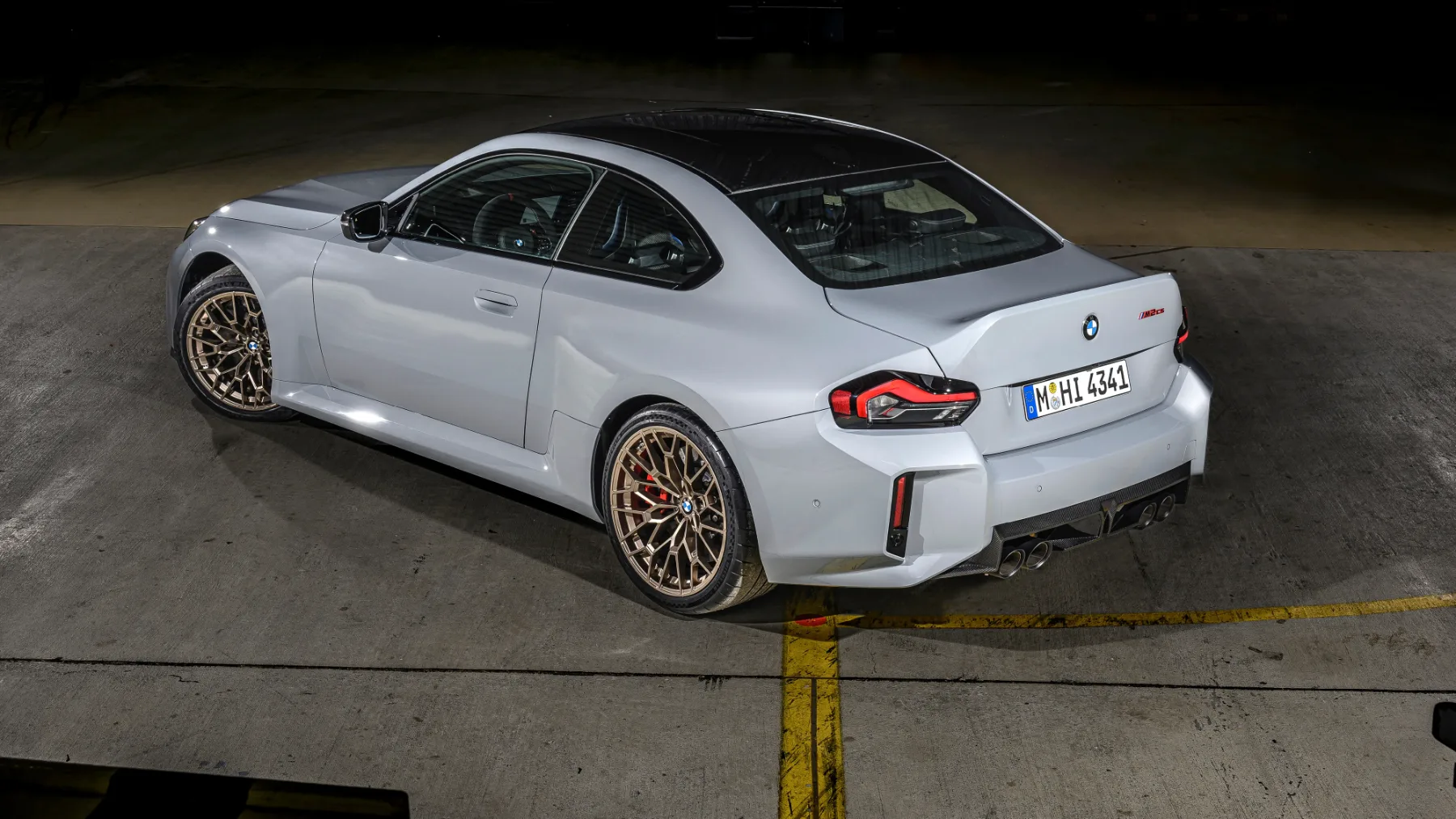 BMW M2 CS 2026 – Vrnitev čistokrvnega bavarskega divjaka z račjim repom