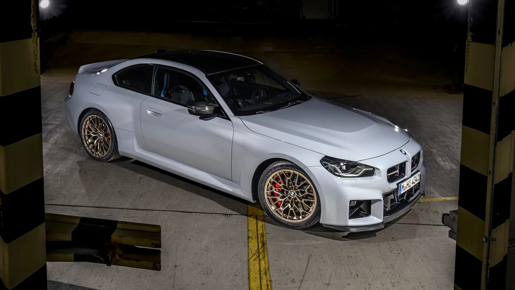 BMW M2 CS 2026 – Vrnitev čistokrvnega bavarskega divjaka z račjim repom